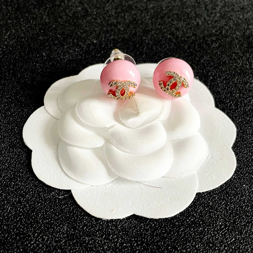 CHANEL 26S CHANEL CC LOGO PAVE CRYSTAL STUD EARRINGS IN PINK ENAMEL WITH GOLD METAL 633307