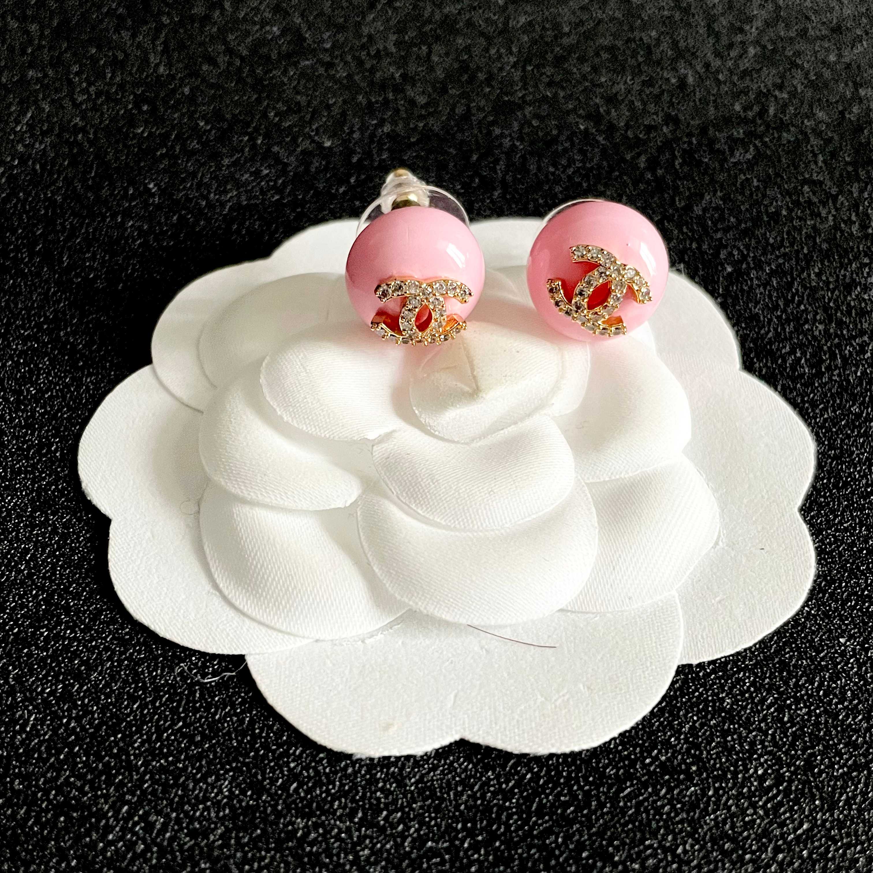 CHANEL 26S CHANEL CC LOGO PAVE CRYSTAL STUD EARRINGS IN PINK ENAMEL WITH GOLD METAL 633307