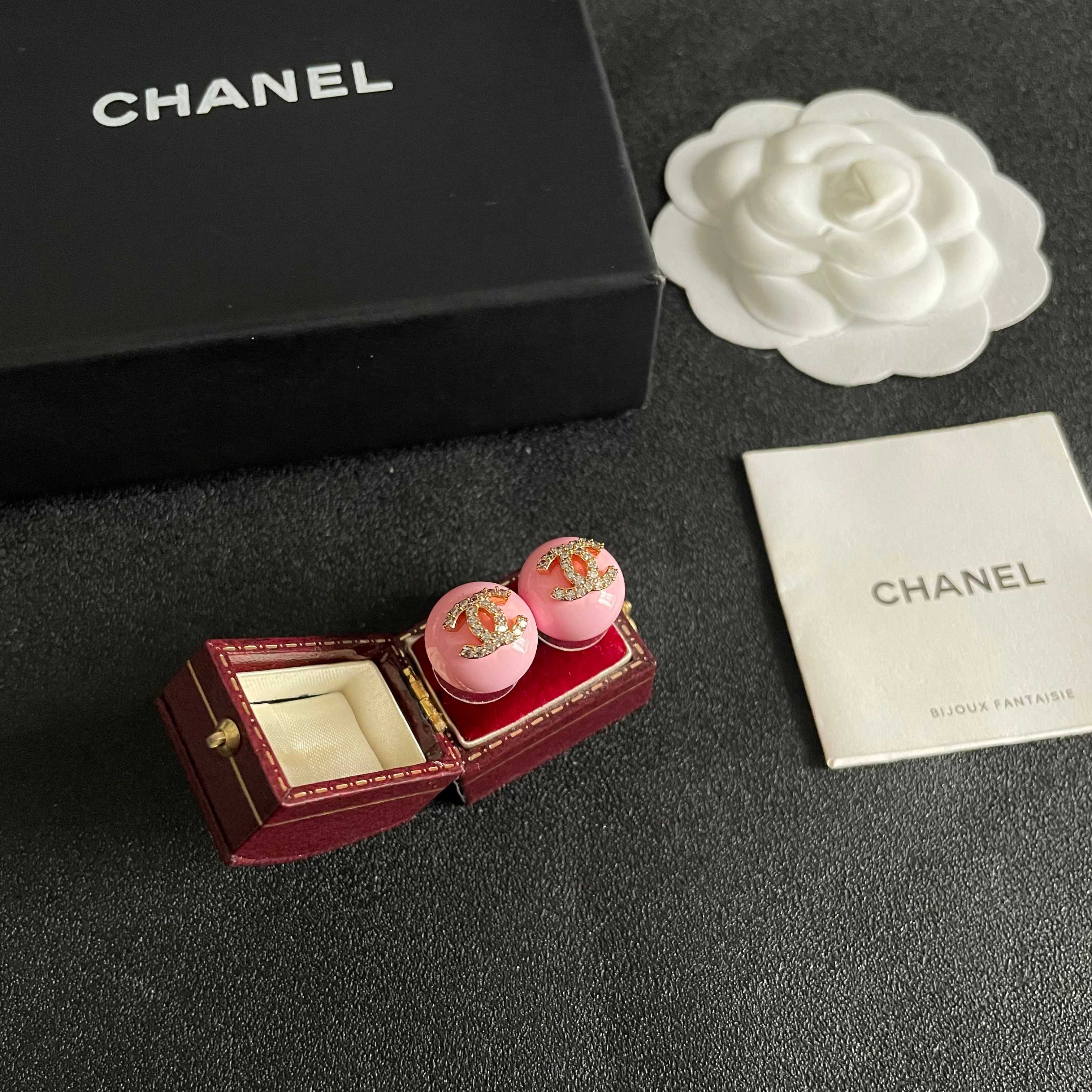 CHANEL 26S CHANEL CC LOGO PAVE CRYSTAL STUD EARRINGS IN PINK ENAMEL WITH GOLD METAL 633307