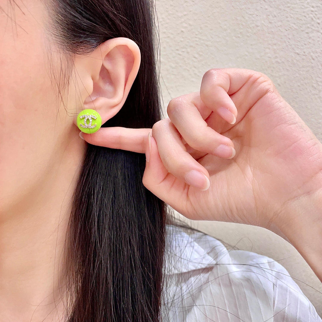 CHANEL 26S CHANEL CC LOGO PAVE CRYSTAL STUD EARRINGS IN NEON GREEN ENAMEL WITH GOLD METAL 633308