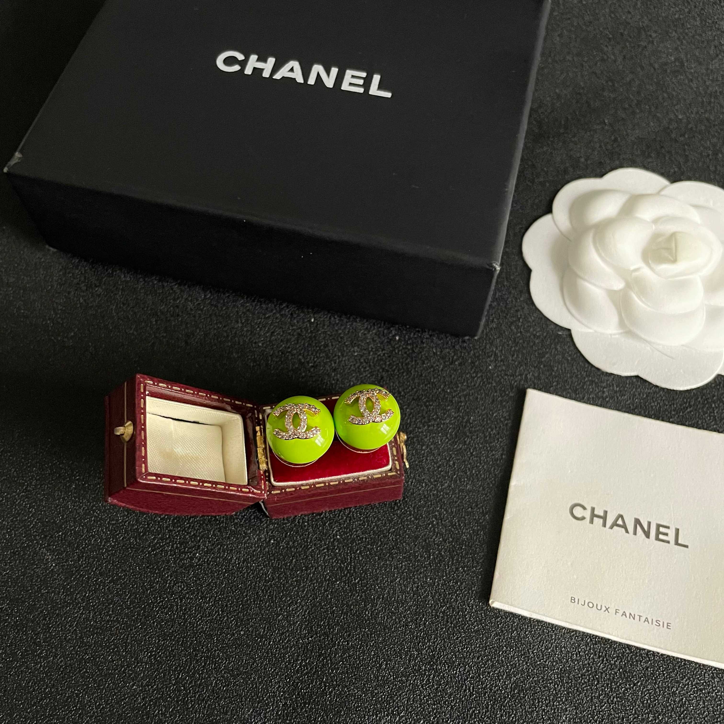 CHANEL 26S CHANEL CC LOGO PAVE CRYSTAL STUD EARRINGS IN NEON GREEN ENAMEL WITH GOLD METAL 633308