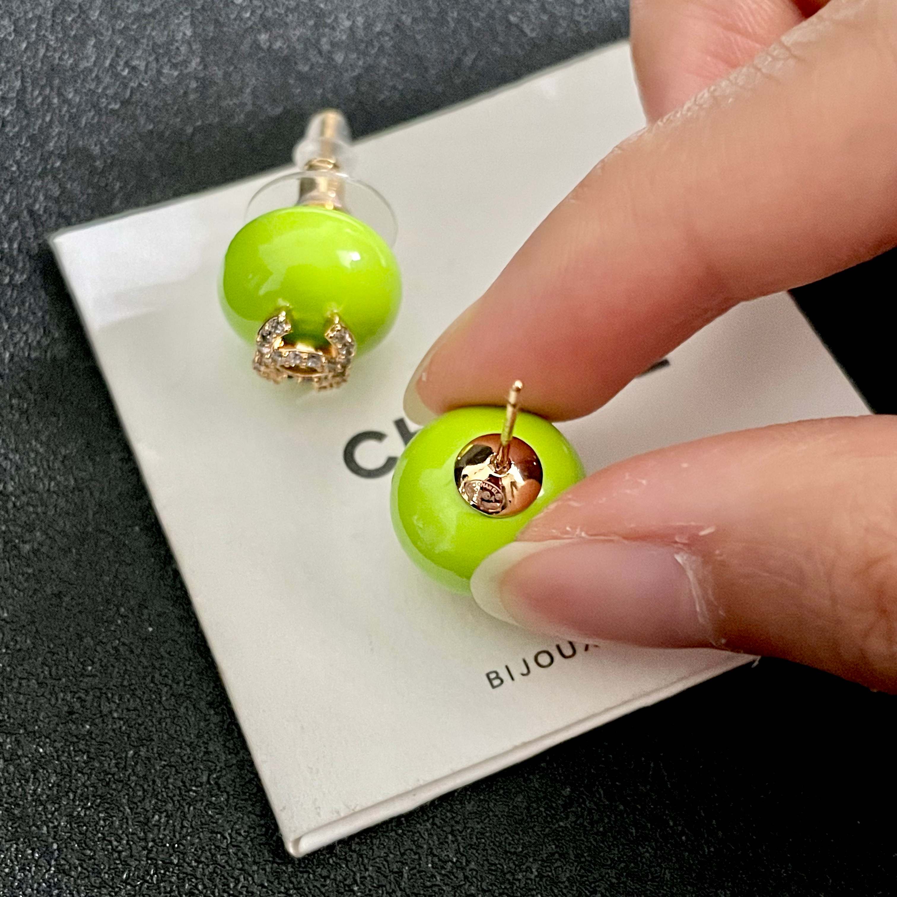 CHANEL 26S CHANEL CC LOGO PAVE CRYSTAL STUD EARRINGS IN NEON GREEN ENAMEL WITH GOLD METAL 633308