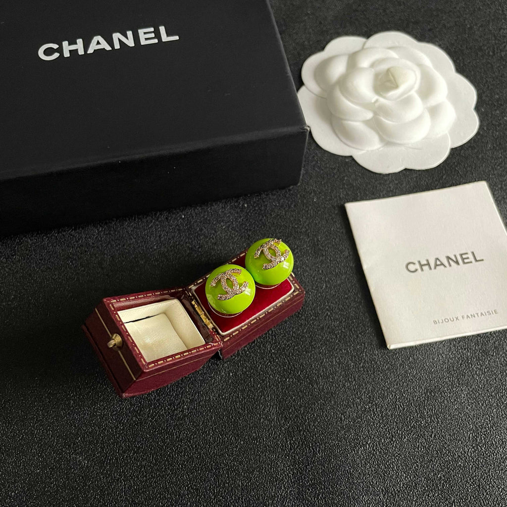 CHANEL 26S CHANEL CC LOGO PAVE CRYSTAL STUD EARRINGS IN NEON GREEN ENAMEL WITH GOLD METAL 633308