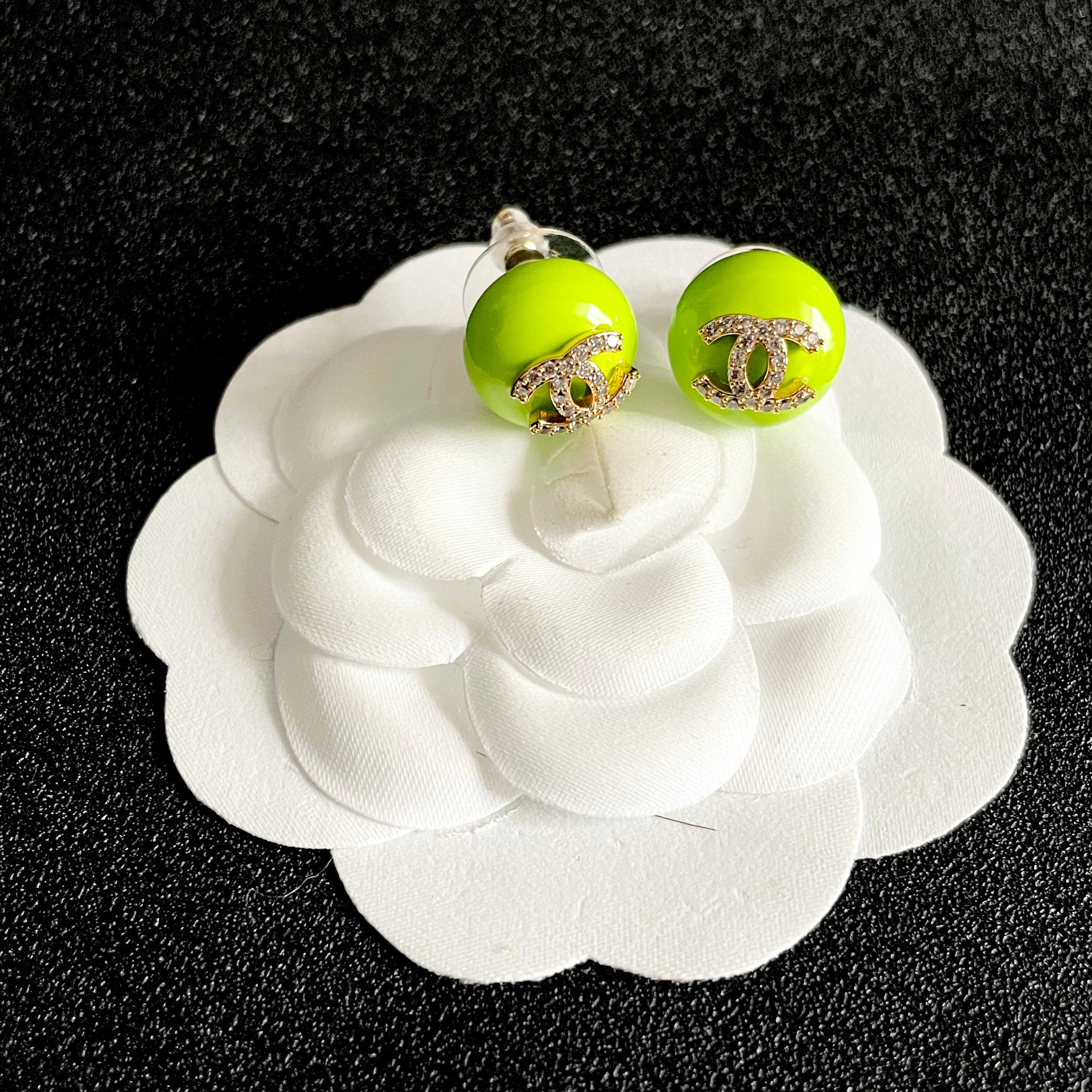 CHANEL 26S CHANEL CC LOGO PAVE CRYSTAL STUD EARRINGS IN NEON GREEN ENAMEL WITH GOLD METAL 633308