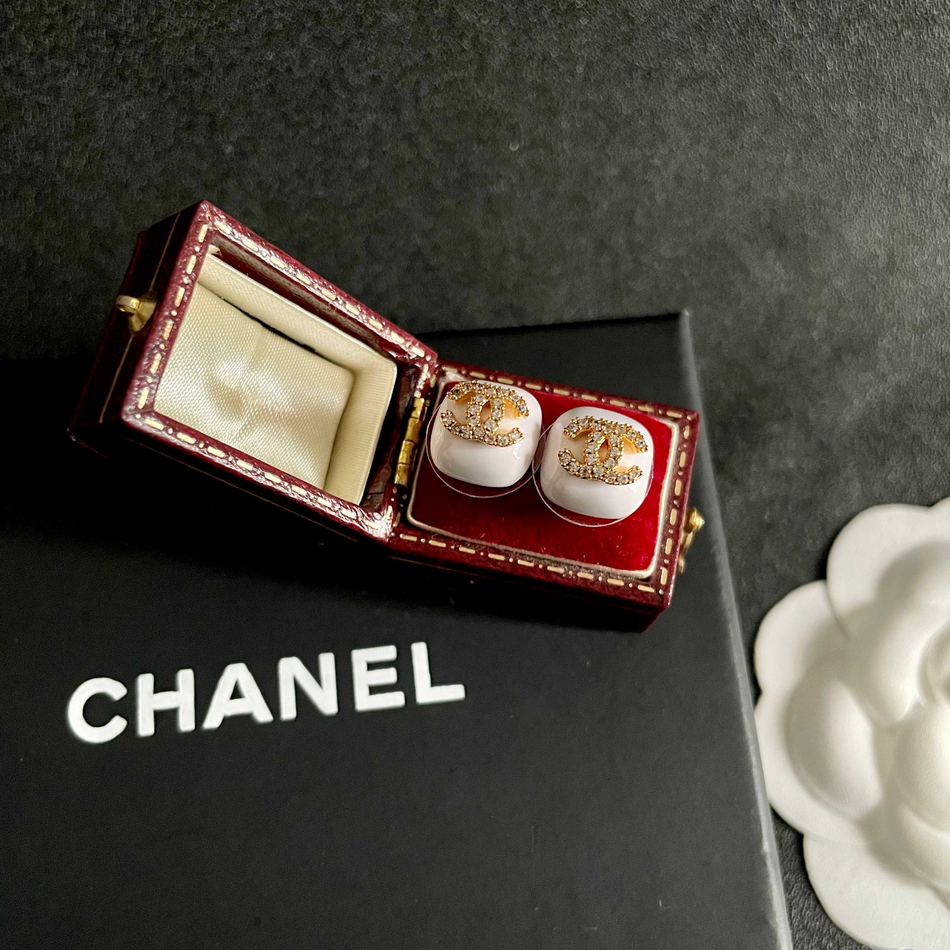 CHANEL 26S CHANEL CC LOGO PAVE CRYSTAL STUD EARRINGS IN WHITE ENAMEL WITH GOLD METAL 633309