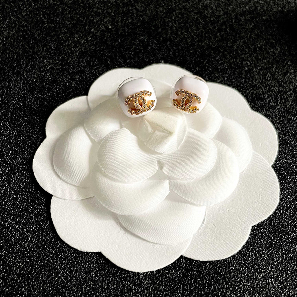 CHANEL 26S CHANEL CC LOGO PAVE CRYSTAL STUD EARRINGS IN WHITE ENAMEL WITH GOLD METAL 633309