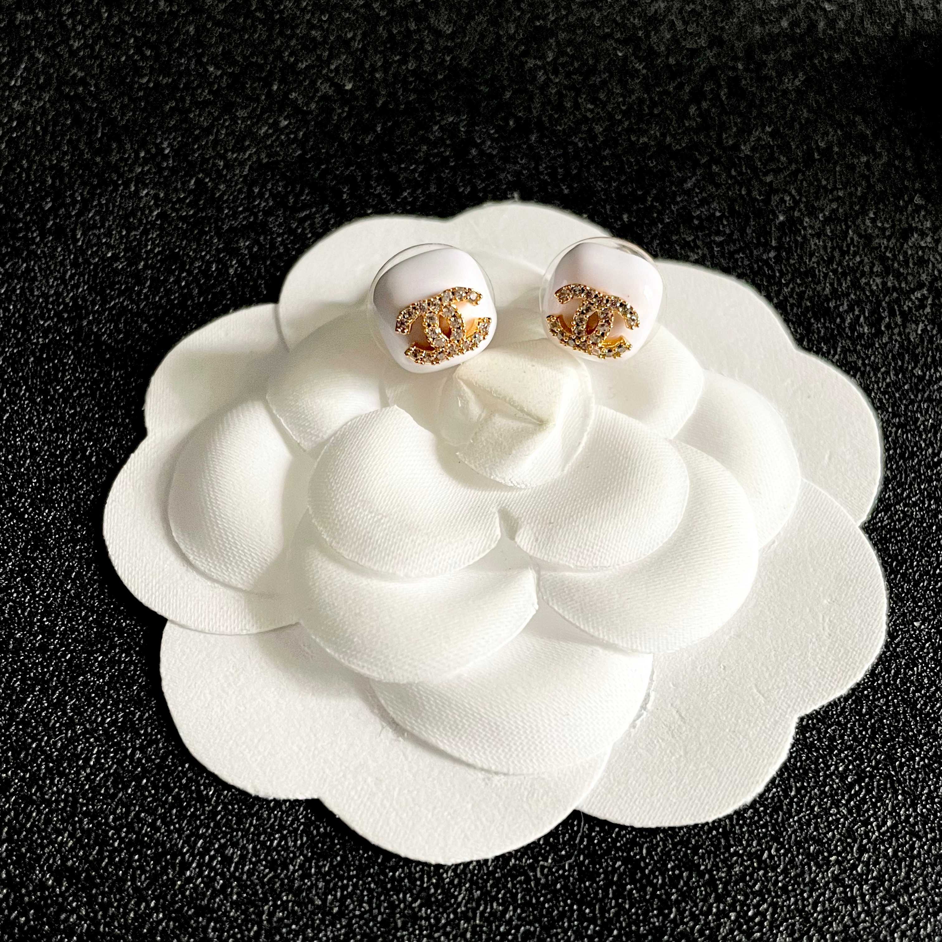 CHANEL 26S CHANEL CC LOGO PAVE CRYSTAL STUD EARRINGS IN WHITE ENAMEL WITH GOLD METAL 633309