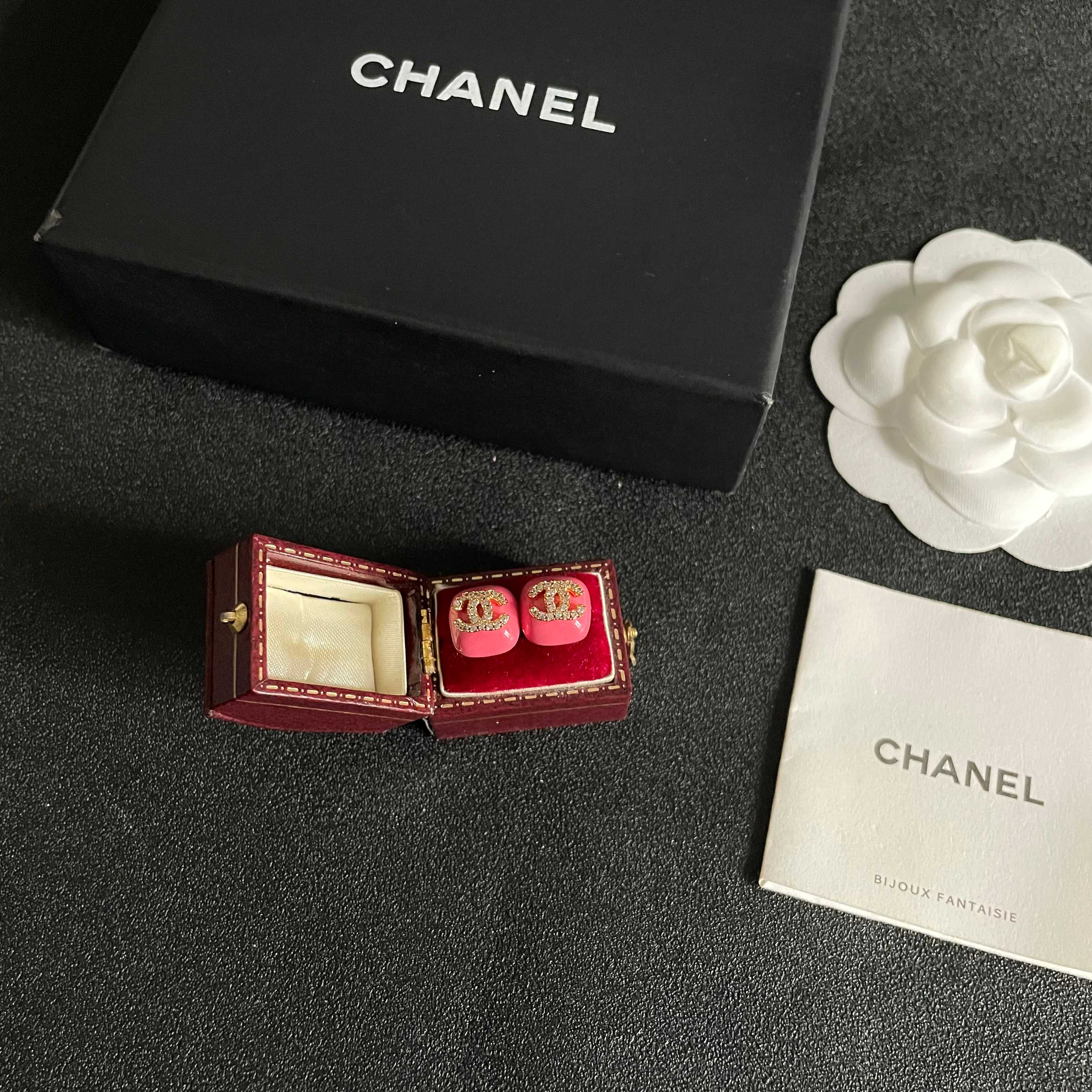 CHANEL 26S CHANEL CC LOGO PAVE CRYSTAL STUD EARRINGS IN RED ENAMEL WITH GOLD METAL 633310