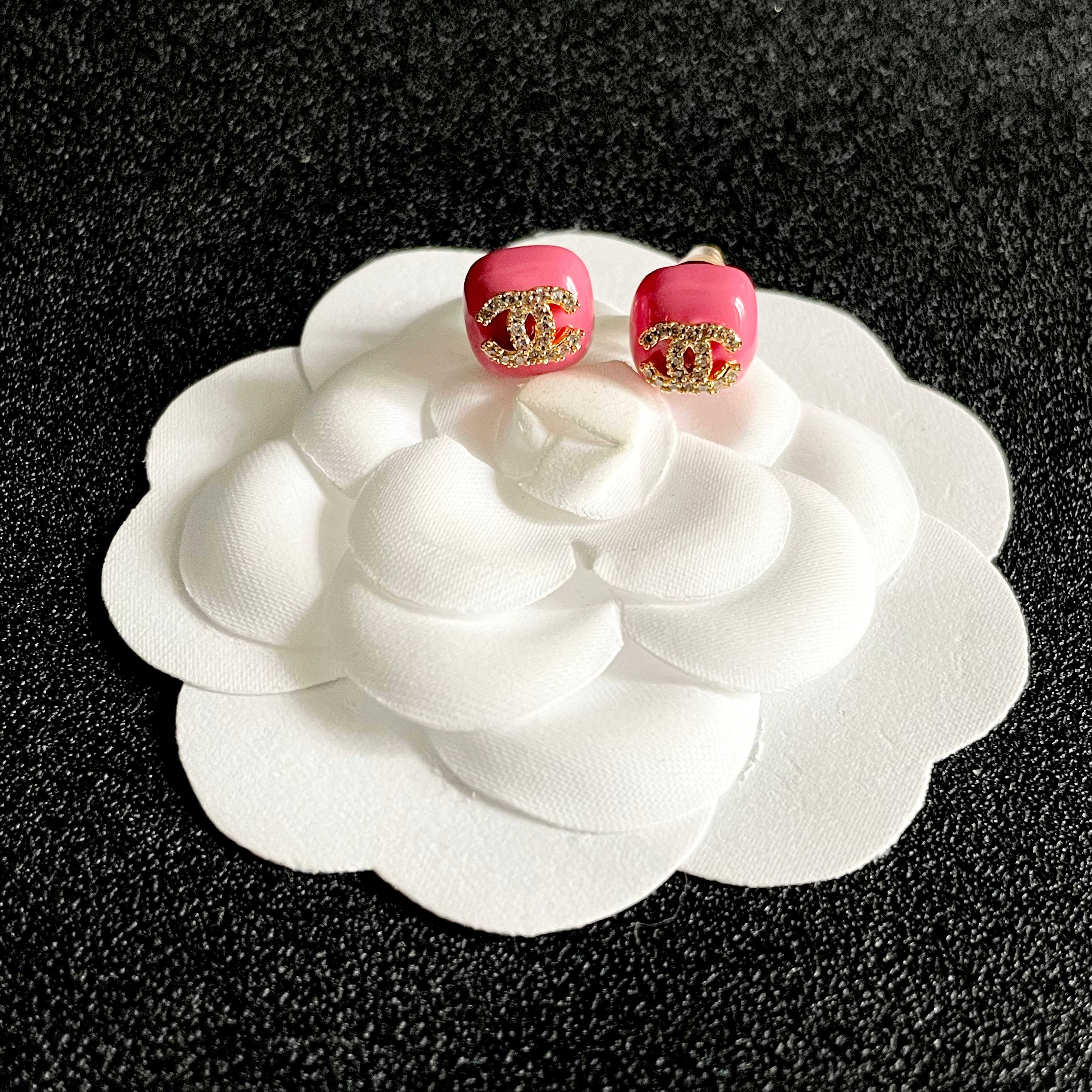 CHANEL 26S CHANEL CC LOGO PAVE CRYSTAL STUD EARRINGS IN RED ENAMEL WITH GOLD METAL 633310