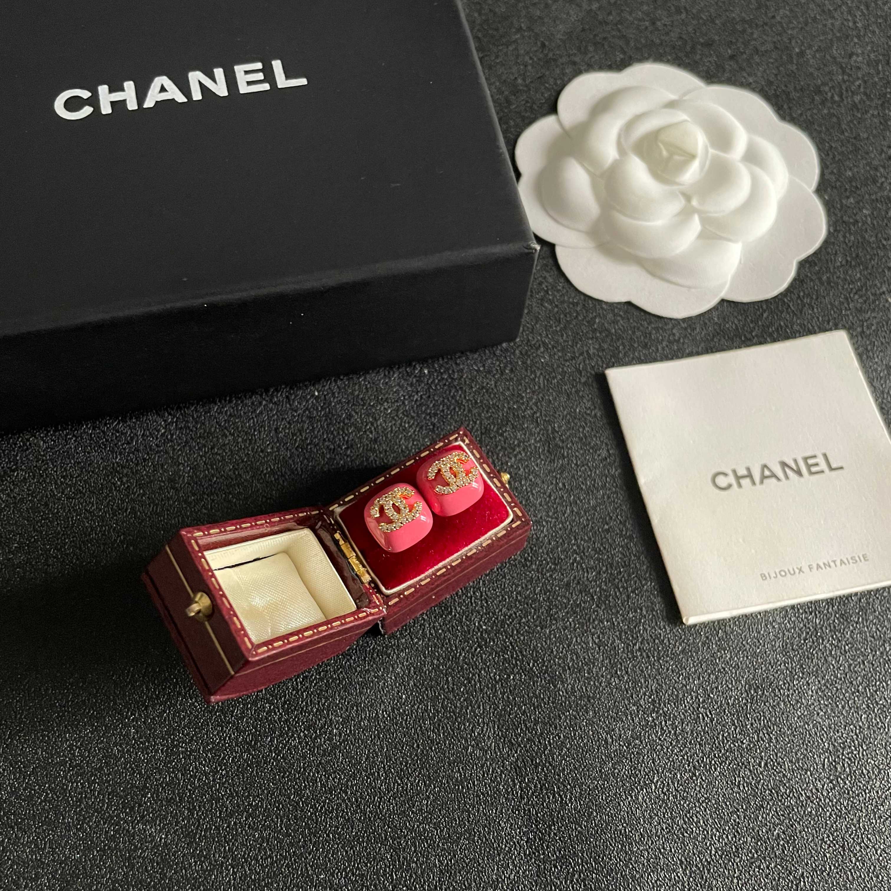 CHANEL 26S CHANEL CC LOGO PAVE CRYSTAL STUD EARRINGS IN RED ENAMEL WITH GOLD METAL 633310
