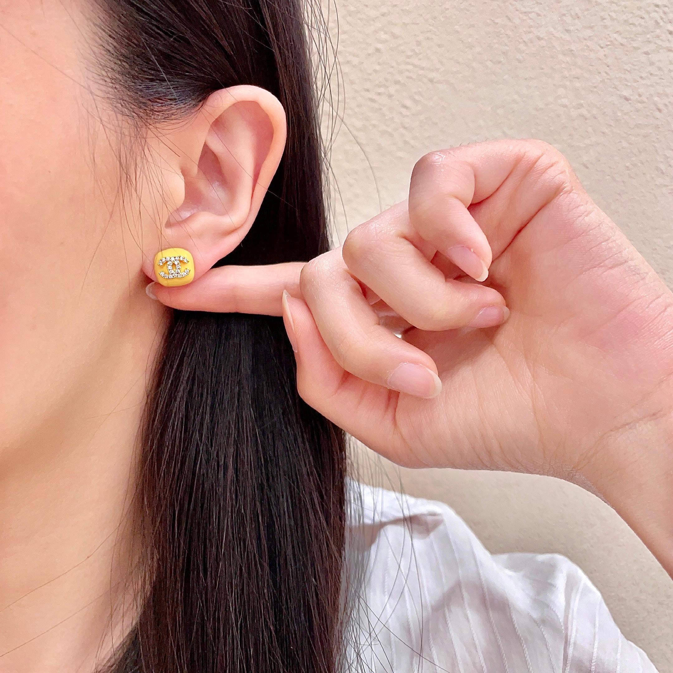 CHANEL 26S CHANEL CC LOGO PAVE CRYSTAL STUD EARRINGS IN YELLOW ENAMEL WITH GOLD METAL 633311