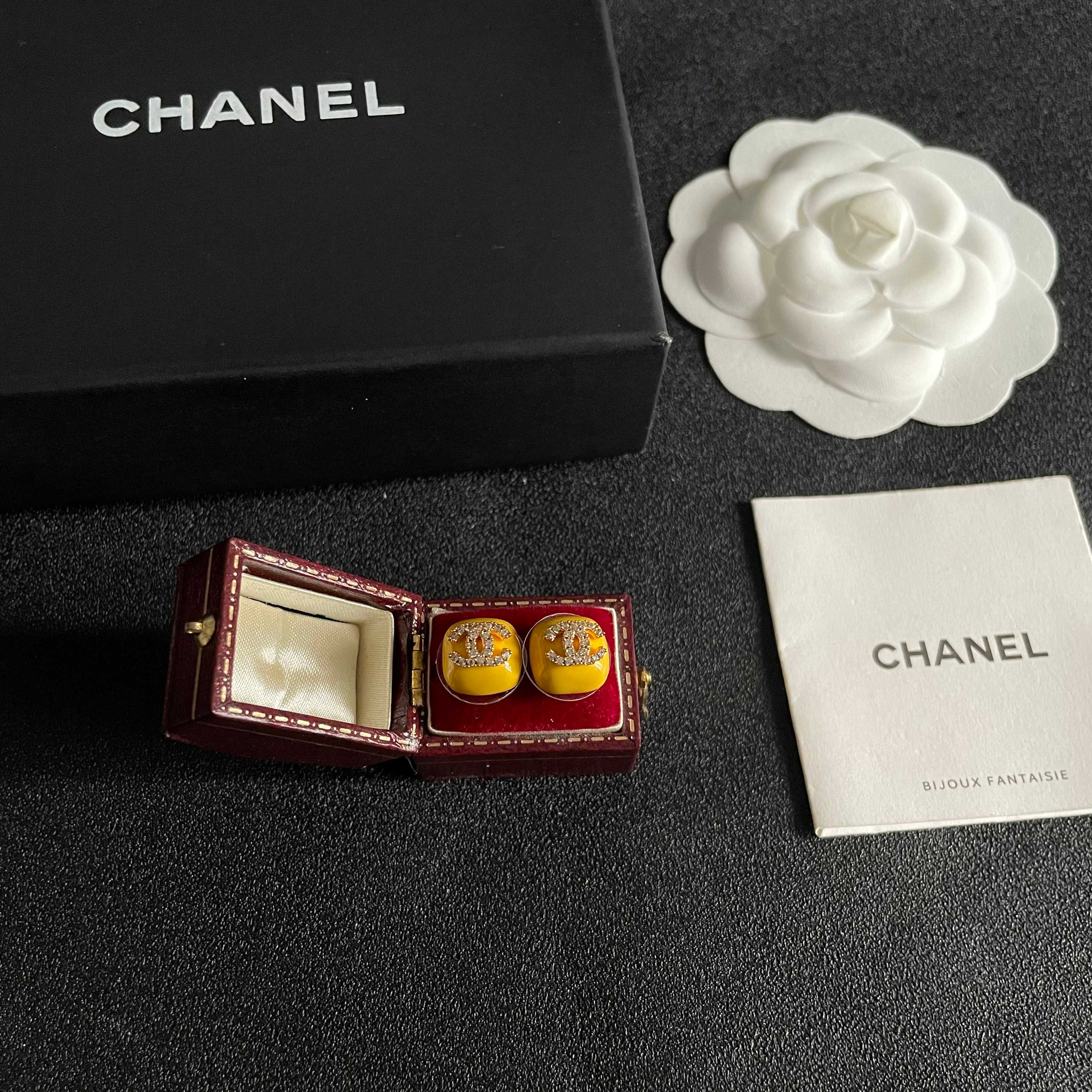 CHANEL 26S CHANEL CC LOGO PAVE CRYSTAL STUD EARRINGS IN YELLOW ENAMEL WITH GOLD METAL 633311