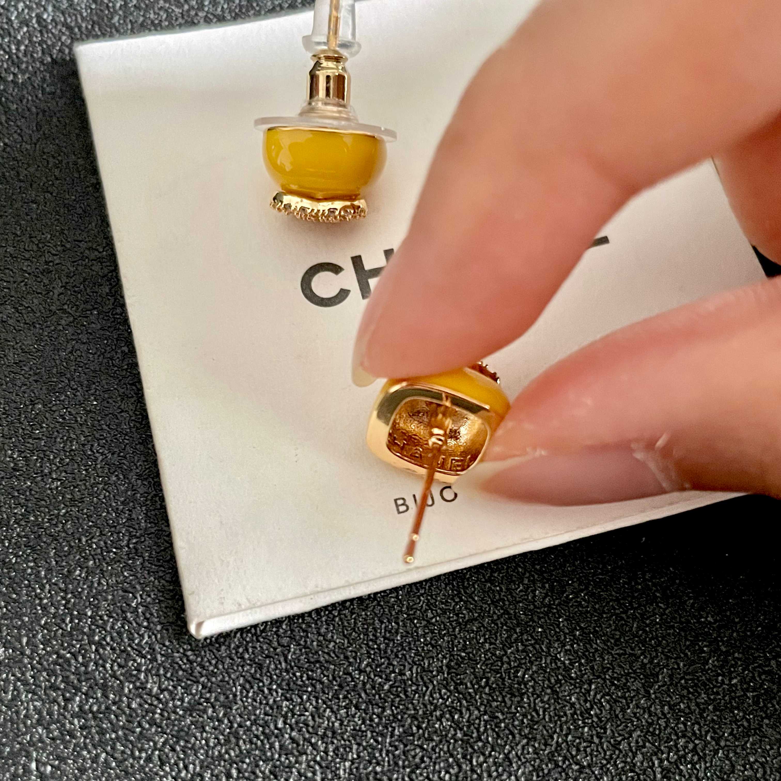 CHANEL 26S CHANEL CC LOGO PAVE CRYSTAL STUD EARRINGS IN YELLOW ENAMEL WITH GOLD METAL 633311