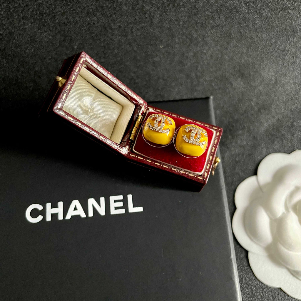 CHANEL 26S CHANEL CC LOGO PAVE CRYSTAL STUD EARRINGS IN YELLOW ENAMEL WITH GOLD METAL 633311