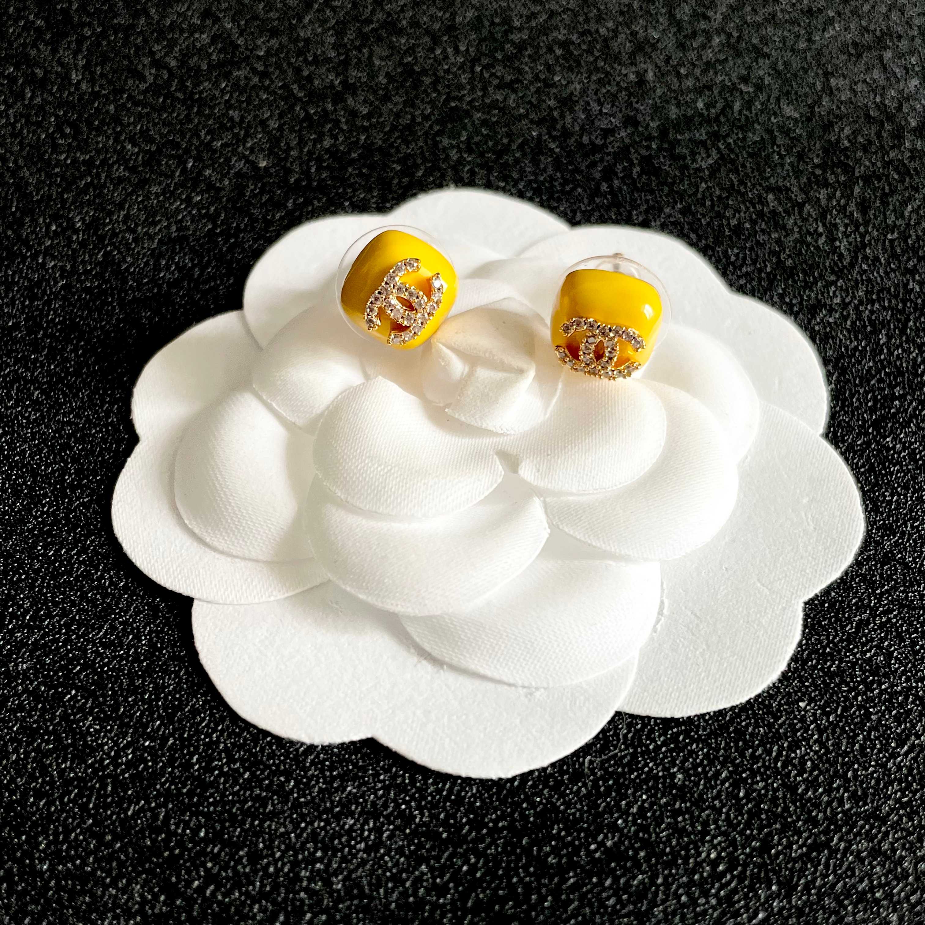 CHANEL 26S CHANEL CC LOGO PAVE CRYSTAL STUD EARRINGS IN YELLOW ENAMEL WITH GOLD METAL 633311