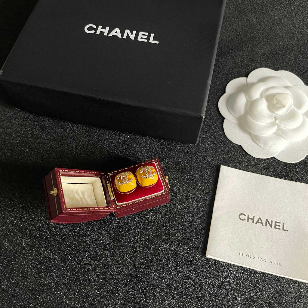 CHANEL 26S CHANEL CC LOGO PAVE CRYSTAL STUD EARRINGS IN YELLOW ENAMEL WITH GOLD METAL 633311