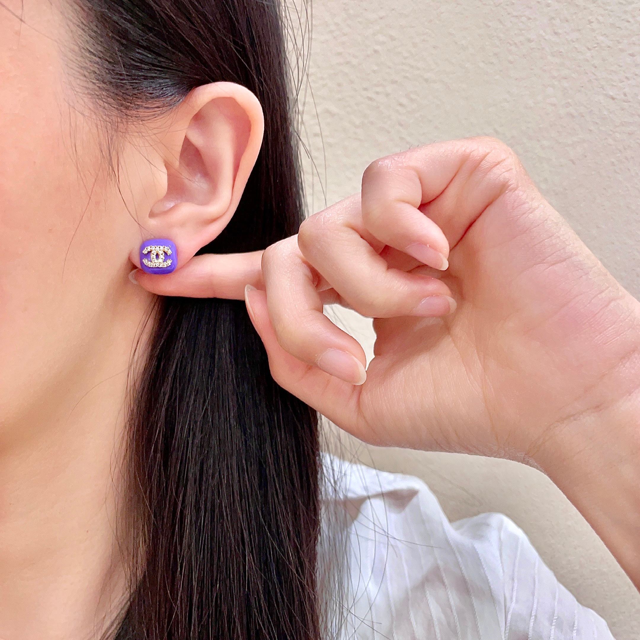 CHANEL 26S CHANEL CC LOGO PAVE CRYSTAL STUD EARRINGS IN PURPLE ENAMEL WITH GOLD METAL 633312