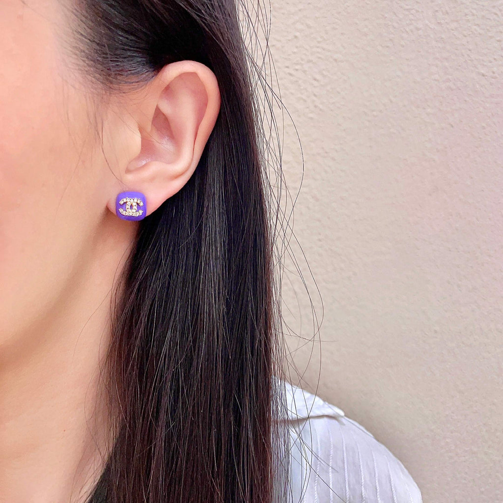 CHANEL 26S CHANEL CC LOGO PAVE CRYSTAL STUD EARRINGS IN PURPLE ENAMEL WITH GOLD METAL 633312
