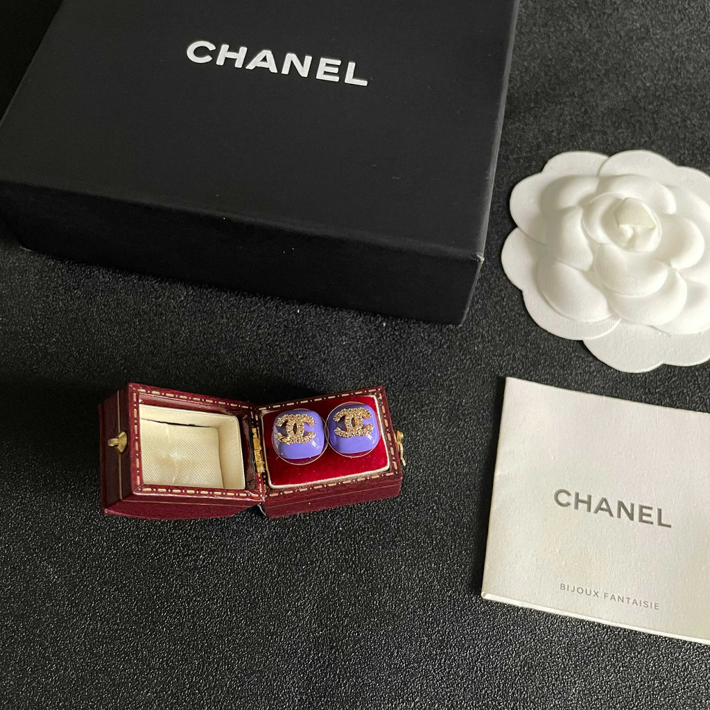 CHANEL 26S CHANEL CC LOGO PAVE CRYSTAL STUD EARRINGS IN PURPLE ENAMEL WITH GOLD METAL 633312