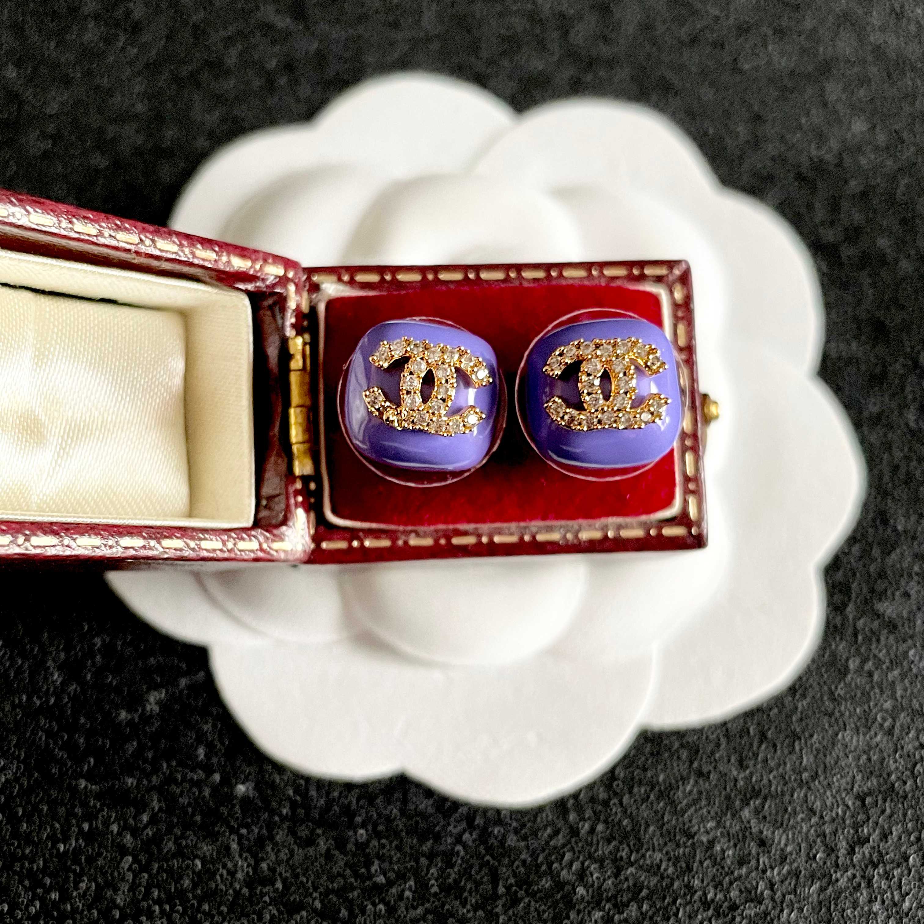 CHANEL 26S CHANEL CC LOGO PAVE CRYSTAL STUD EARRINGS IN PURPLE ENAMEL WITH GOLD METAL 633312