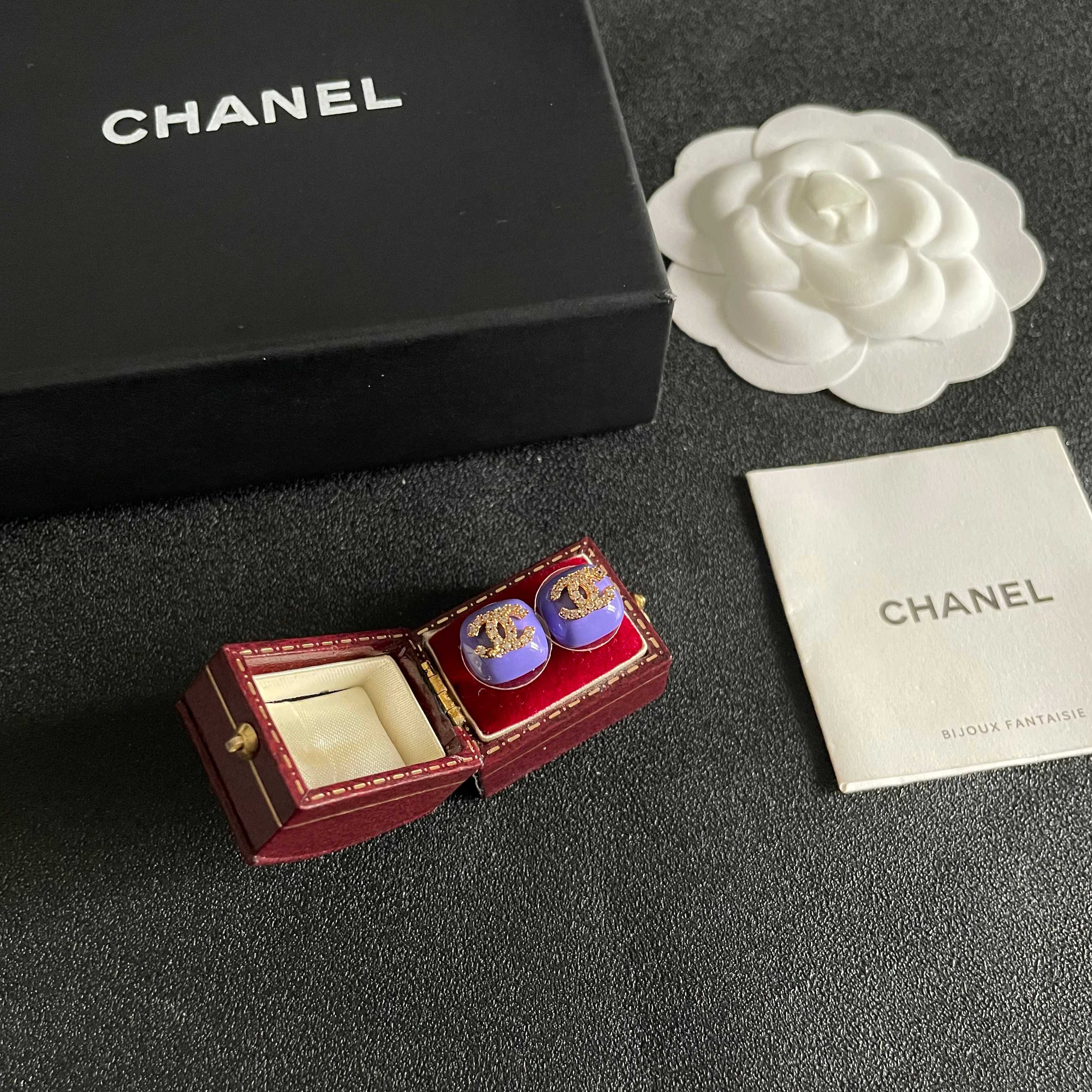 CHANEL 26S CHANEL CC LOGO PAVE CRYSTAL STUD EARRINGS IN PURPLE ENAMEL WITH GOLD METAL 633312