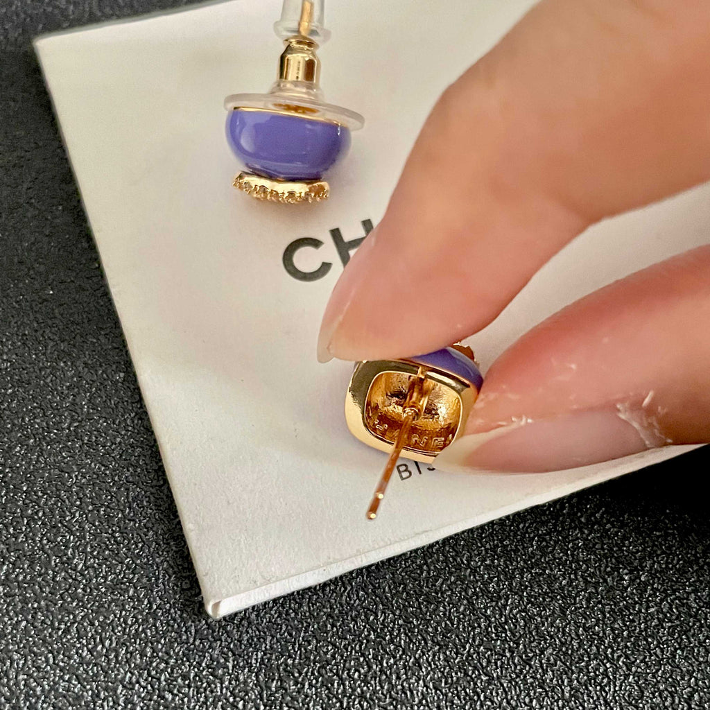 CHANEL 26S CHANEL CC LOGO PAVE CRYSTAL STUD EARRINGS IN PURPLE ENAMEL WITH GOLD METAL 633312