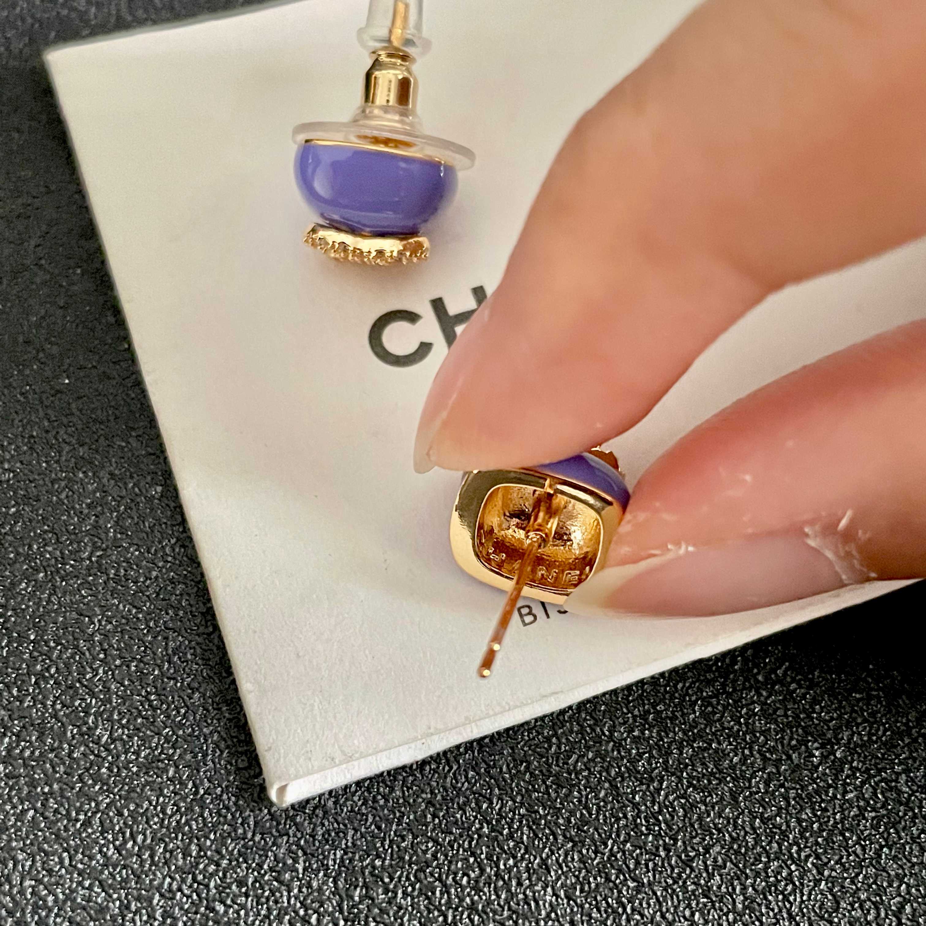 CHANEL 26S CHANEL CC LOGO PAVE CRYSTAL STUD EARRINGS IN PURPLE ENAMEL WITH GOLD METAL 633312