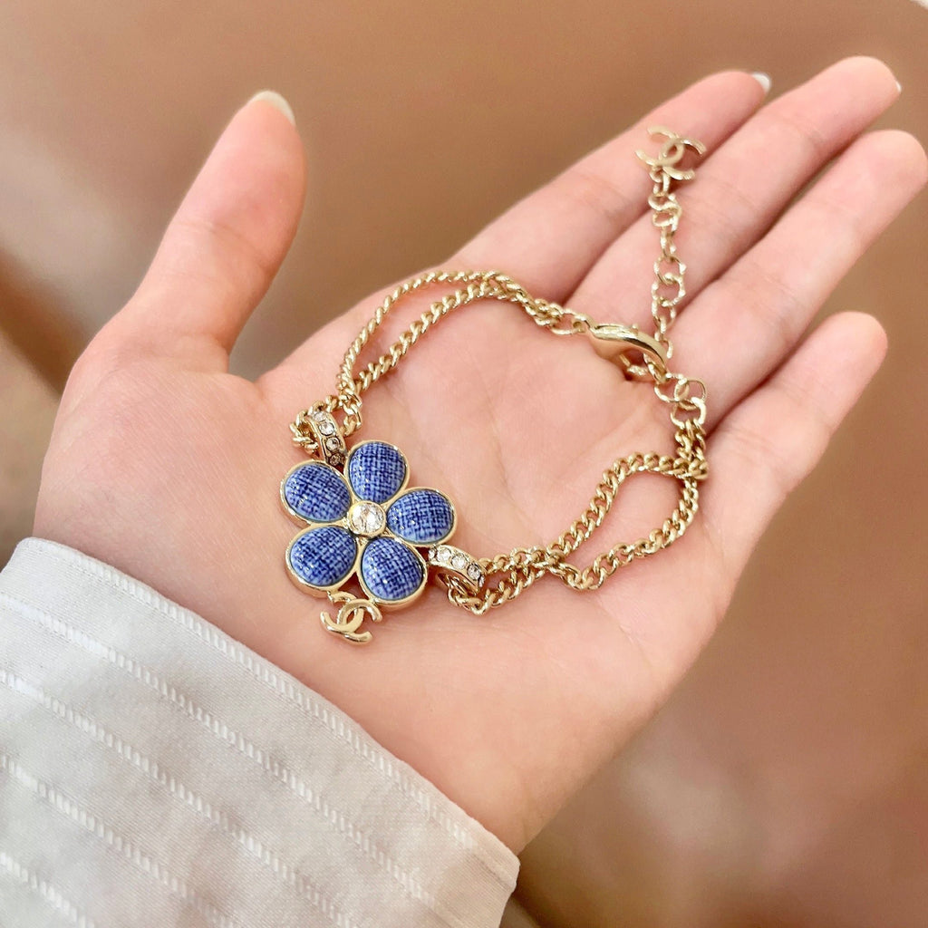 CHANEL 26S DOUBLE C LOGO BLUE ENAMEL FLOWER CHAIN BRACELET WITH CRYSTAL DETAIL IN GOLD METAL 633154