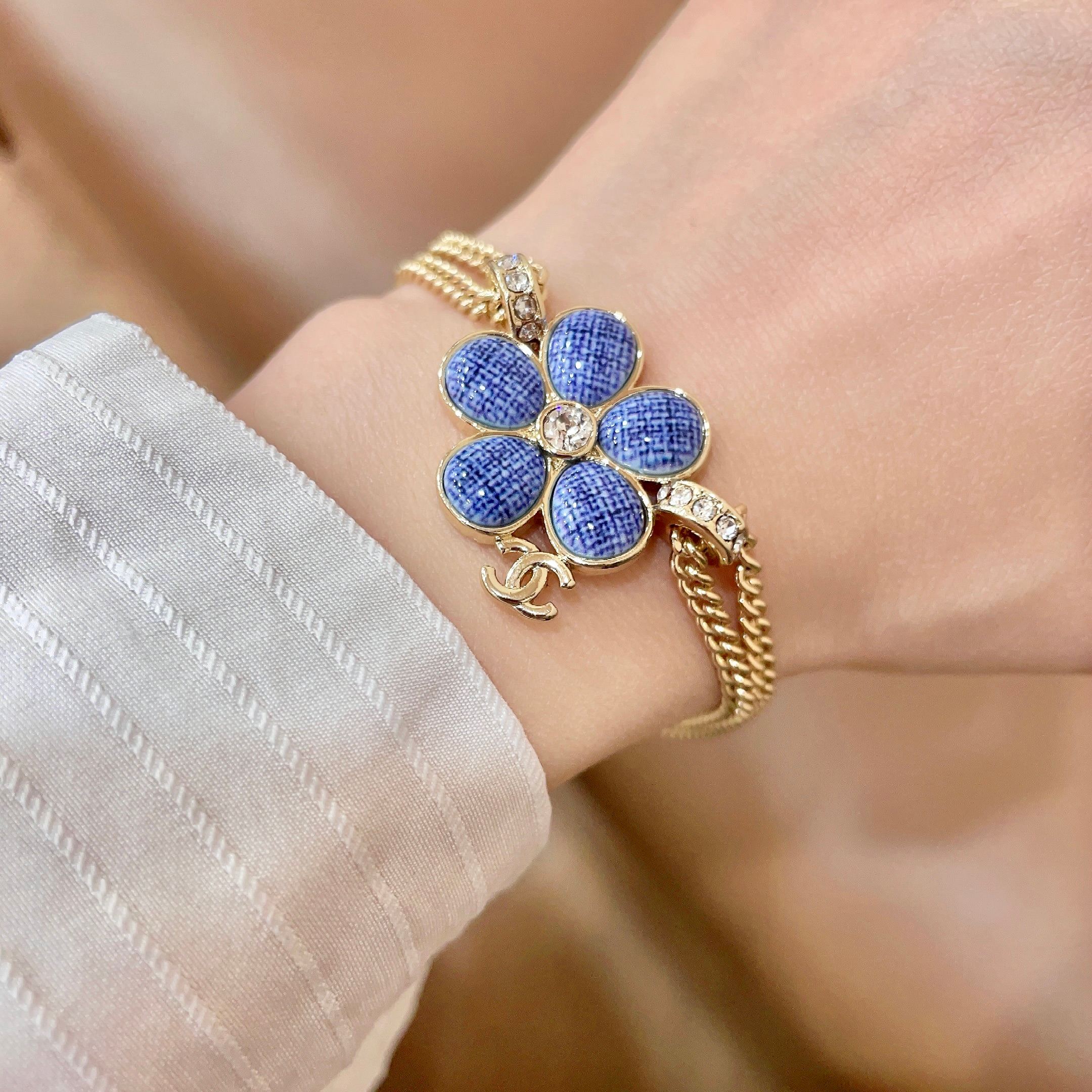 CHANEL 26S DOUBLE C LOGO BLUE ENAMEL FLOWER CHAIN BRACELET WITH CRYSTAL DETAIL IN GOLD METAL 633154