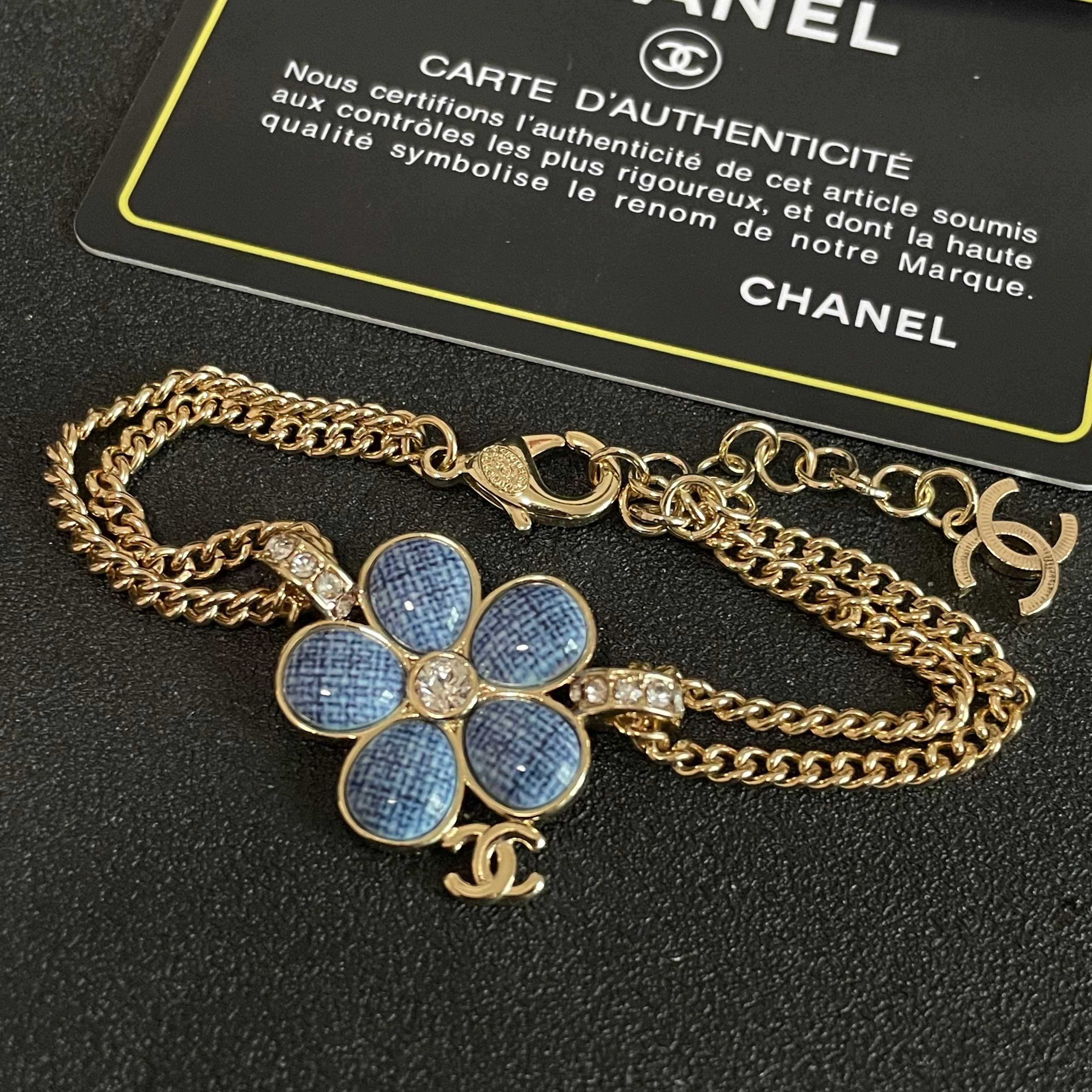 CHANEL 26S DOUBLE C LOGO BLUE ENAMEL FLOWER CHAIN BRACELET WITH CRYSTAL DETAIL IN GOLD METAL 633154