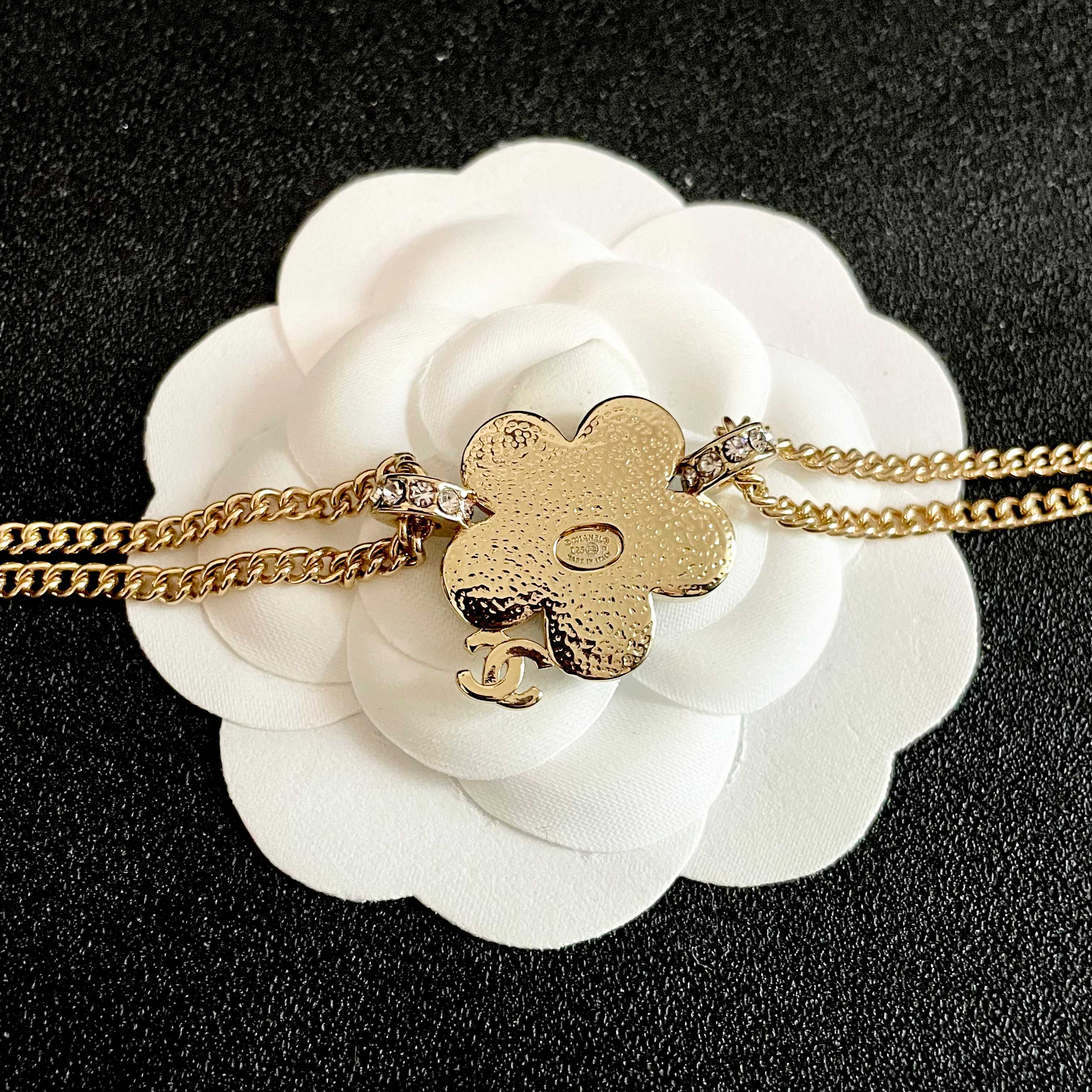 CHANEL 26S DOUBLE C LOGO BLUE ENAMEL FLOWER CHAIN BRACELET WITH CRYSTAL DETAIL IN GOLD METAL 633154