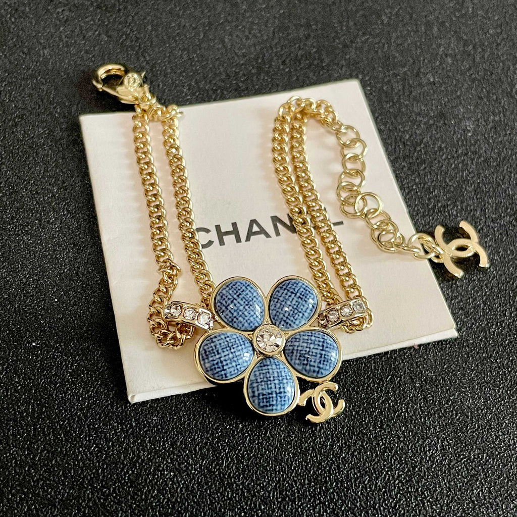 CHANEL 26S DOUBLE C LOGO BLUE ENAMEL FLOWER CHAIN BRACELET WITH CRYSTAL DETAIL IN GOLD METAL 633154