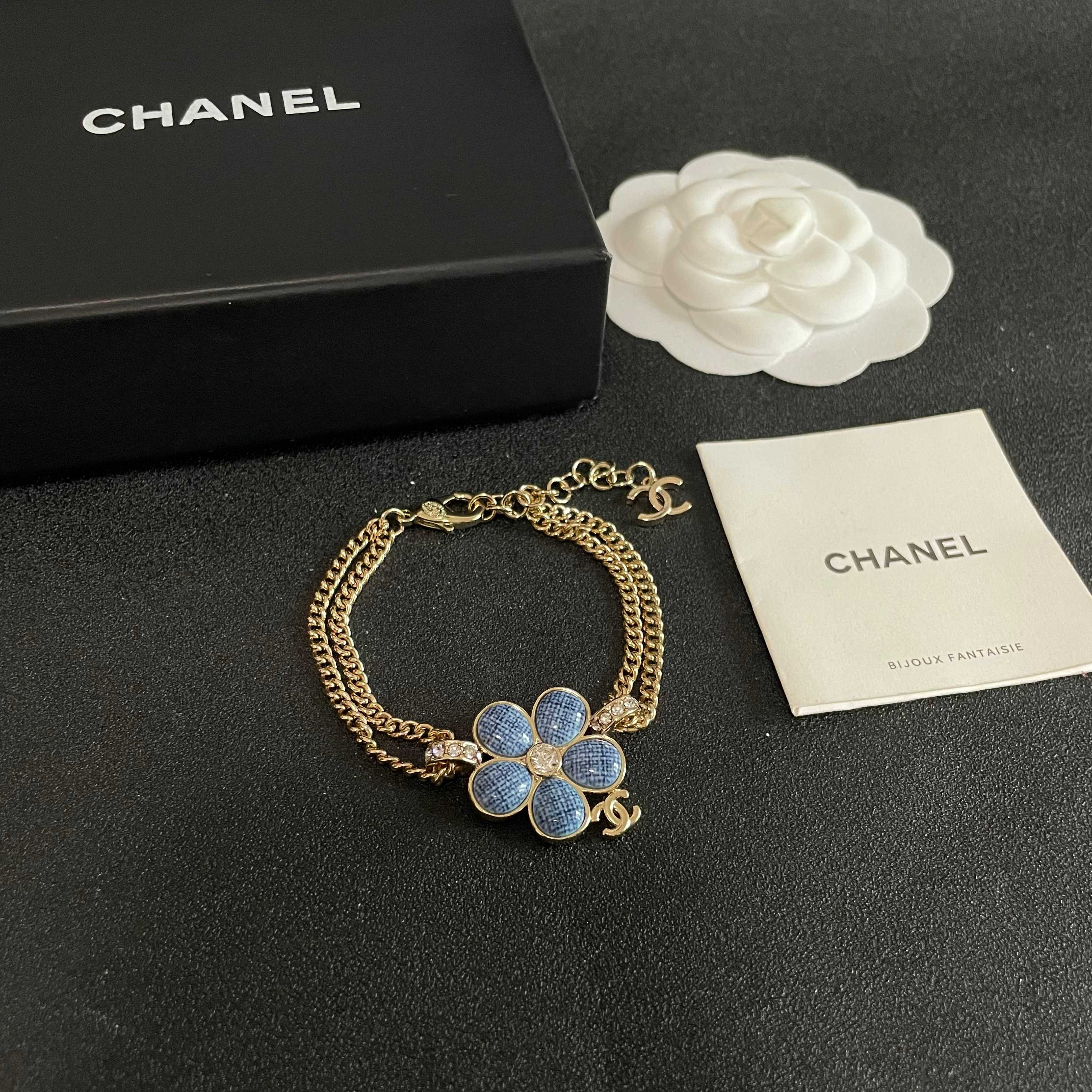 CHANEL 26S DOUBLE C LOGO BLUE ENAMEL FLOWER CHAIN BRACELET WITH CRYSTAL DETAIL IN GOLD METAL 633154