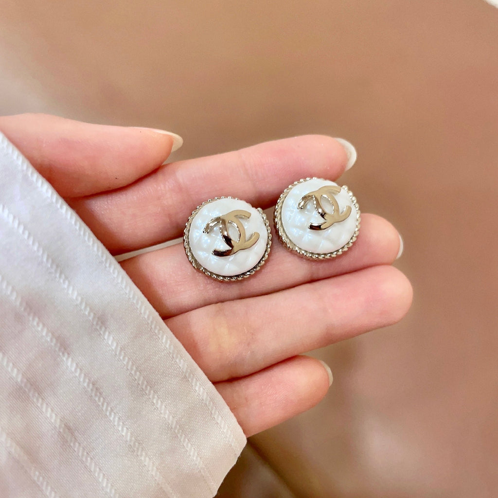CHANEL 26S DOUBLE C LOGO MOTHER OF PEARL ROUND STUD EARRINGS WITH ROPE EDGE IN GOLD METAL 633159