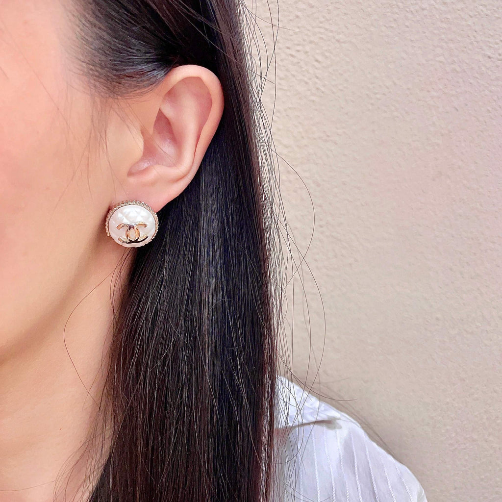 CHANEL 26S DOUBLE C LOGO MOTHER OF PEARL ROUND STUD EARRINGS WITH ROPE EDGE IN GOLD METAL 633159