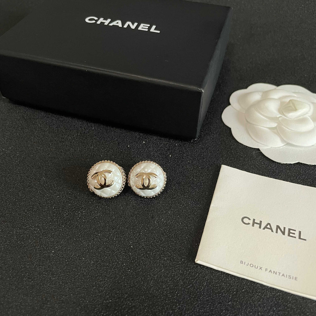 CHANEL 26S DOUBLE C LOGO MOTHER OF PEARL ROUND STUD EARRINGS WITH ROPE EDGE IN GOLD METAL 633159