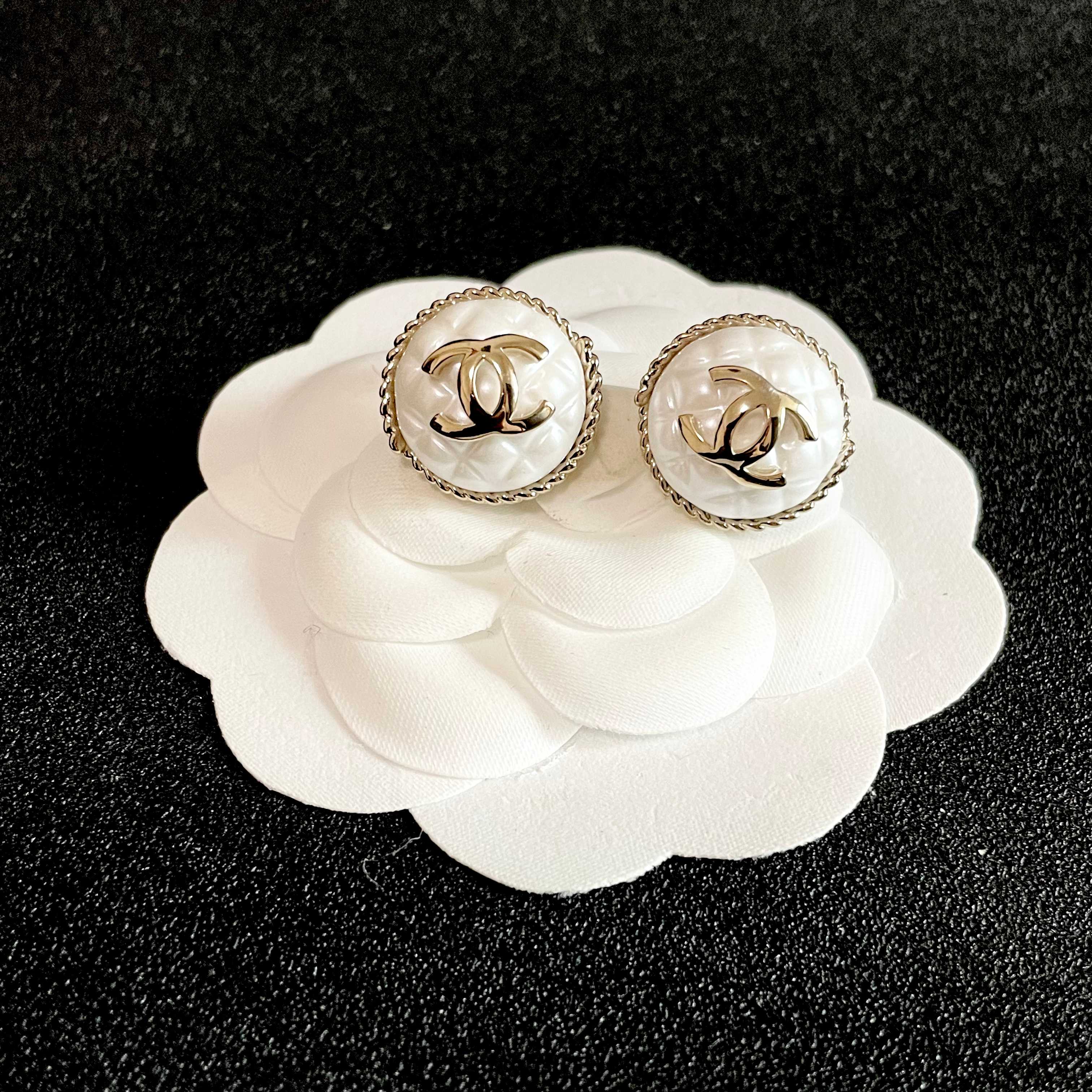 CHANEL 26S DOUBLE C LOGO MOTHER OF PEARL ROUND STUD EARRINGS WITH ROPE EDGE IN GOLD METAL 633159