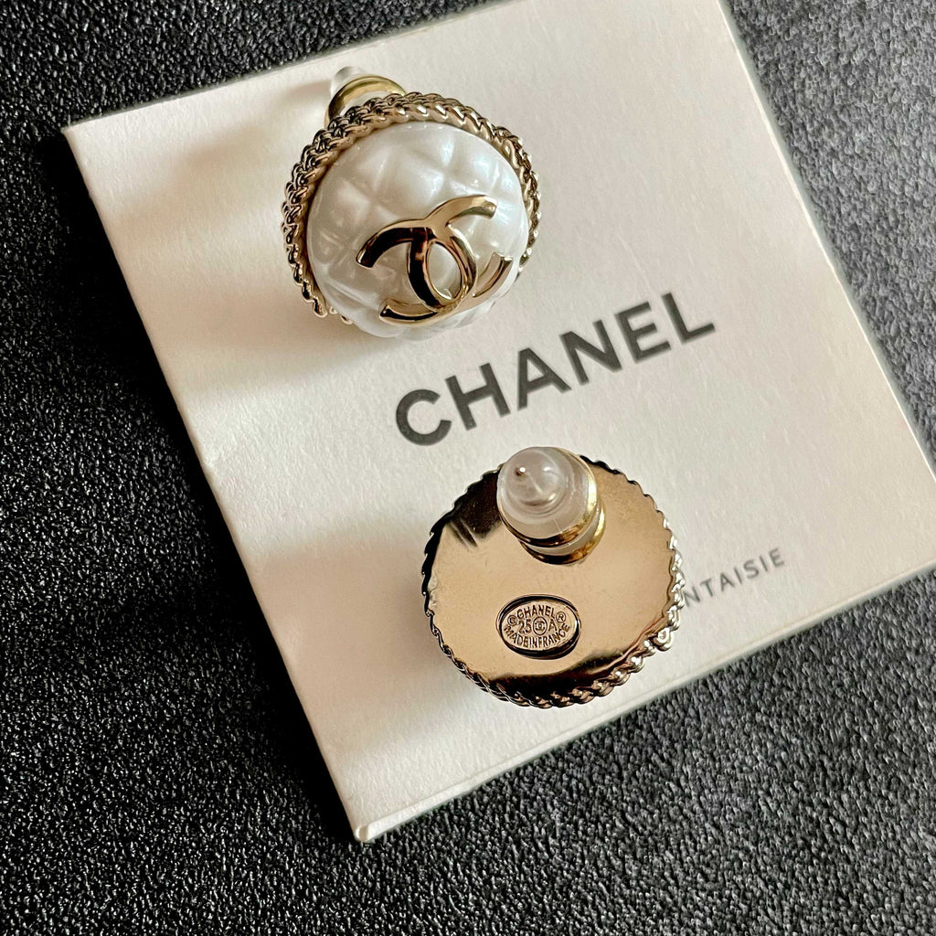 CHANEL 26S DOUBLE C LOGO MOTHER OF PEARL ROUND STUD EARRINGS WITH ROPE EDGE IN GOLD METAL 633159