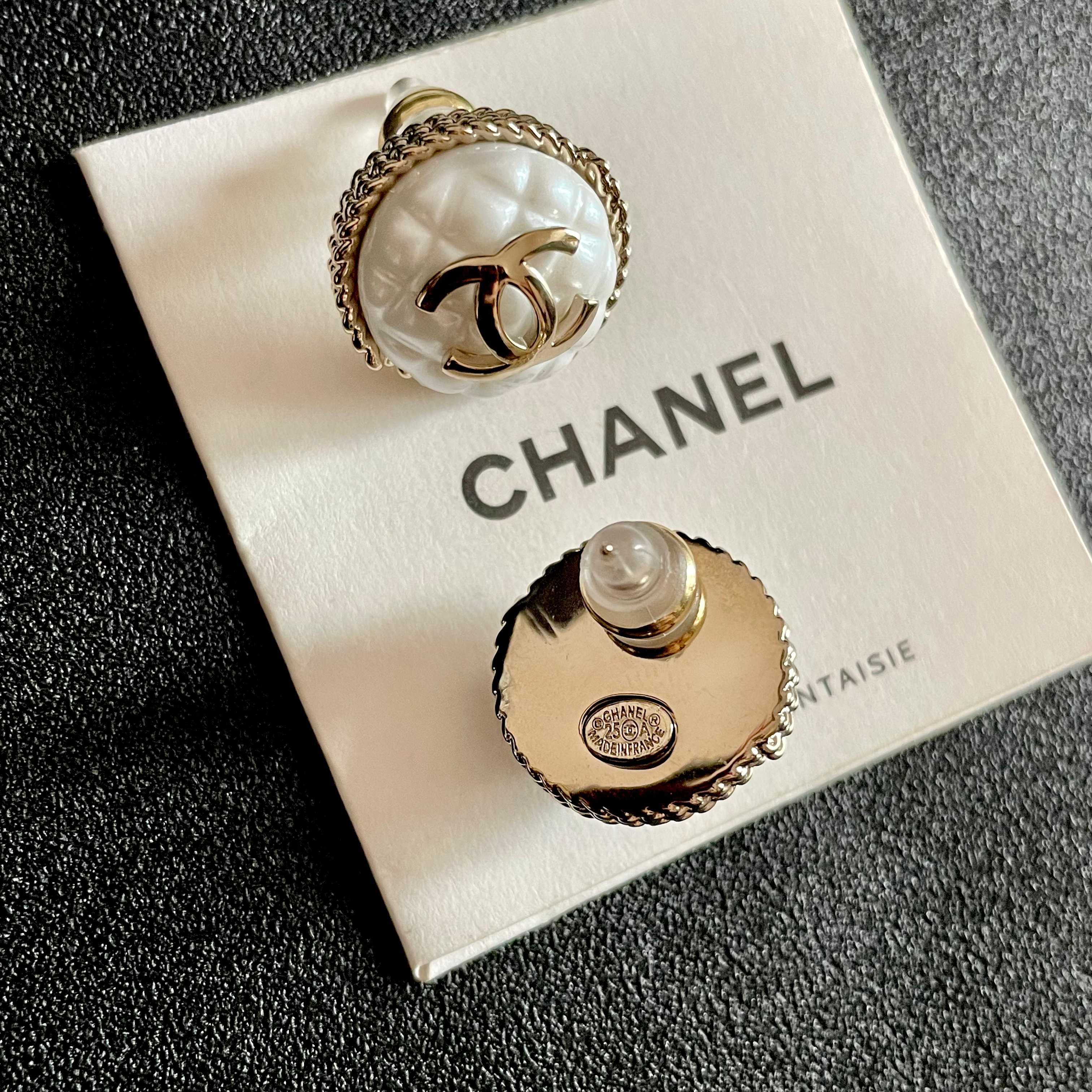CHANEL 26S DOUBLE C LOGO MOTHER OF PEARL ROUND STUD EARRINGS WITH ROPE EDGE IN GOLD METAL 633159
