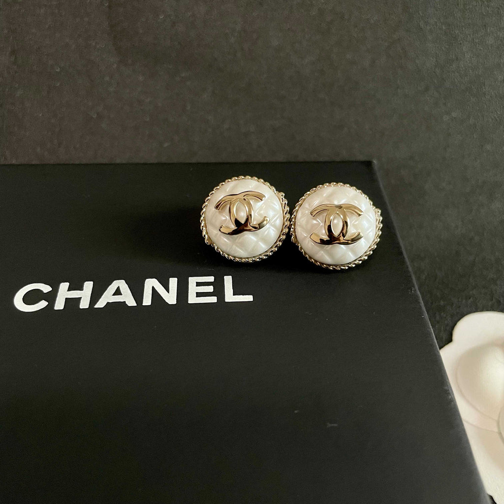 CHANEL 26S DOUBLE C LOGO MOTHER OF PEARL ROUND STUD EARRINGS WITH ROPE EDGE IN GOLD METAL 633159