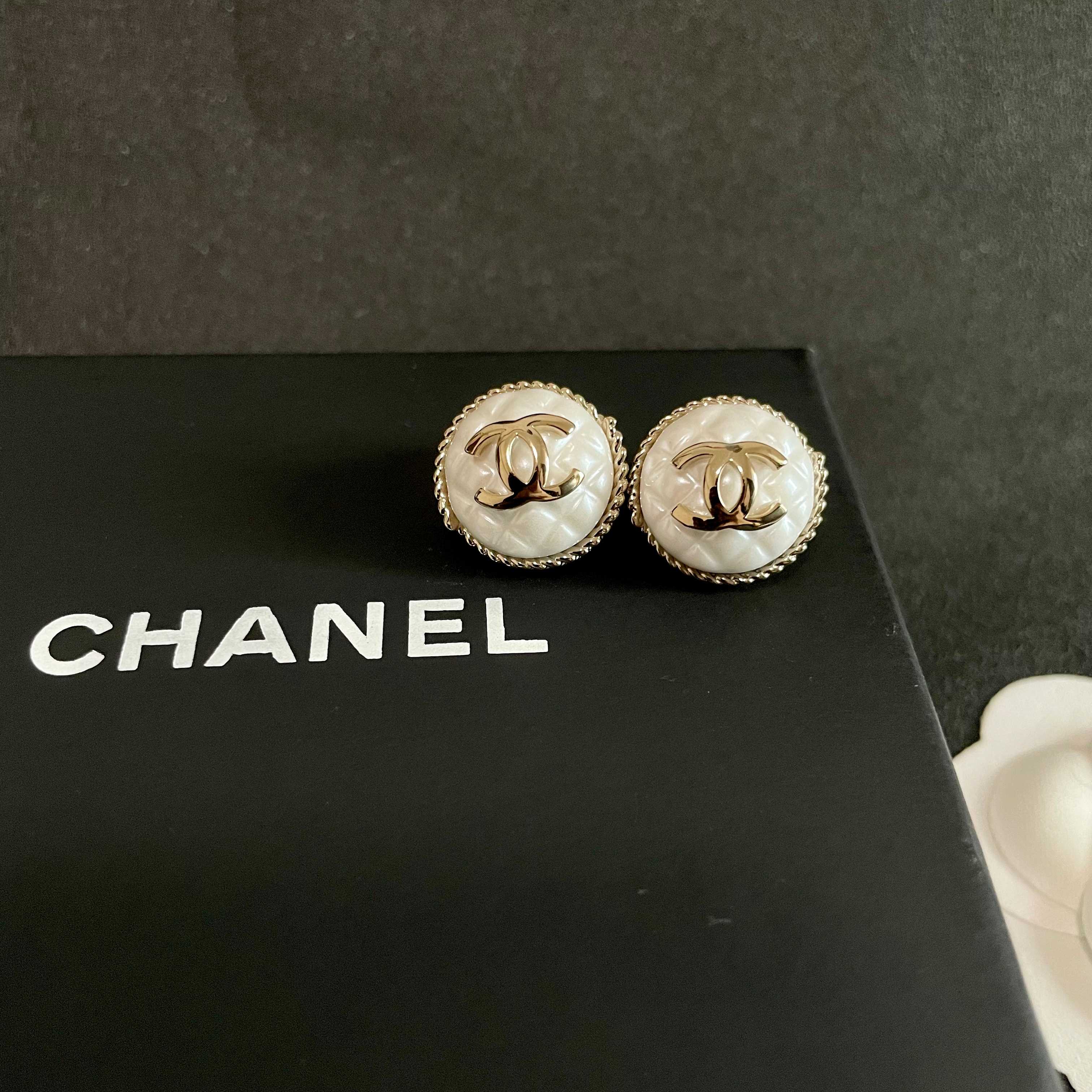 CHANEL 26S DOUBLE C LOGO MOTHER OF PEARL ROUND STUD EARRINGS WITH ROPE EDGE IN GOLD METAL 633159