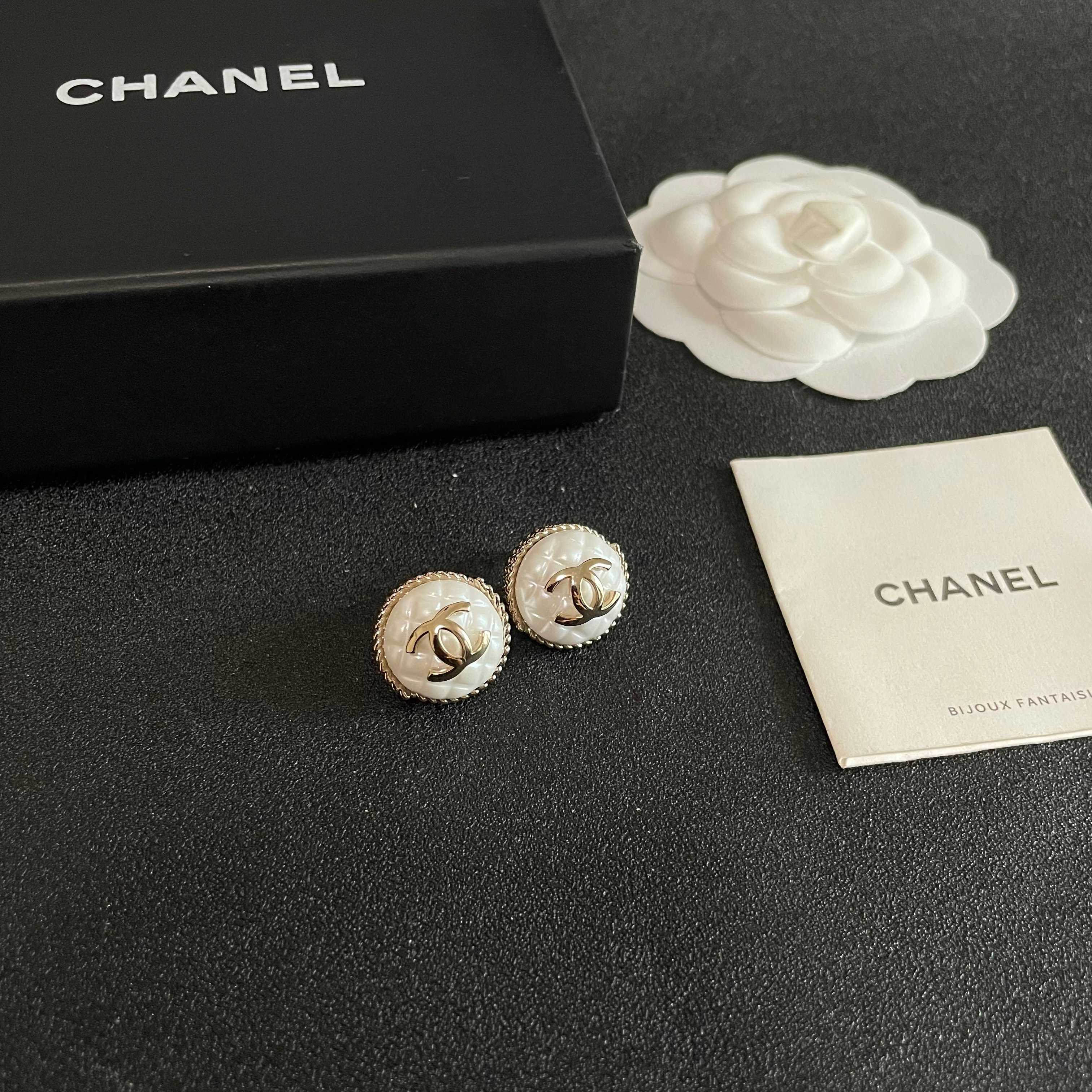 CHANEL 26S DOUBLE C LOGO MOTHER OF PEARL ROUND STUD EARRINGS WITH ROPE EDGE IN GOLD METAL 633159
