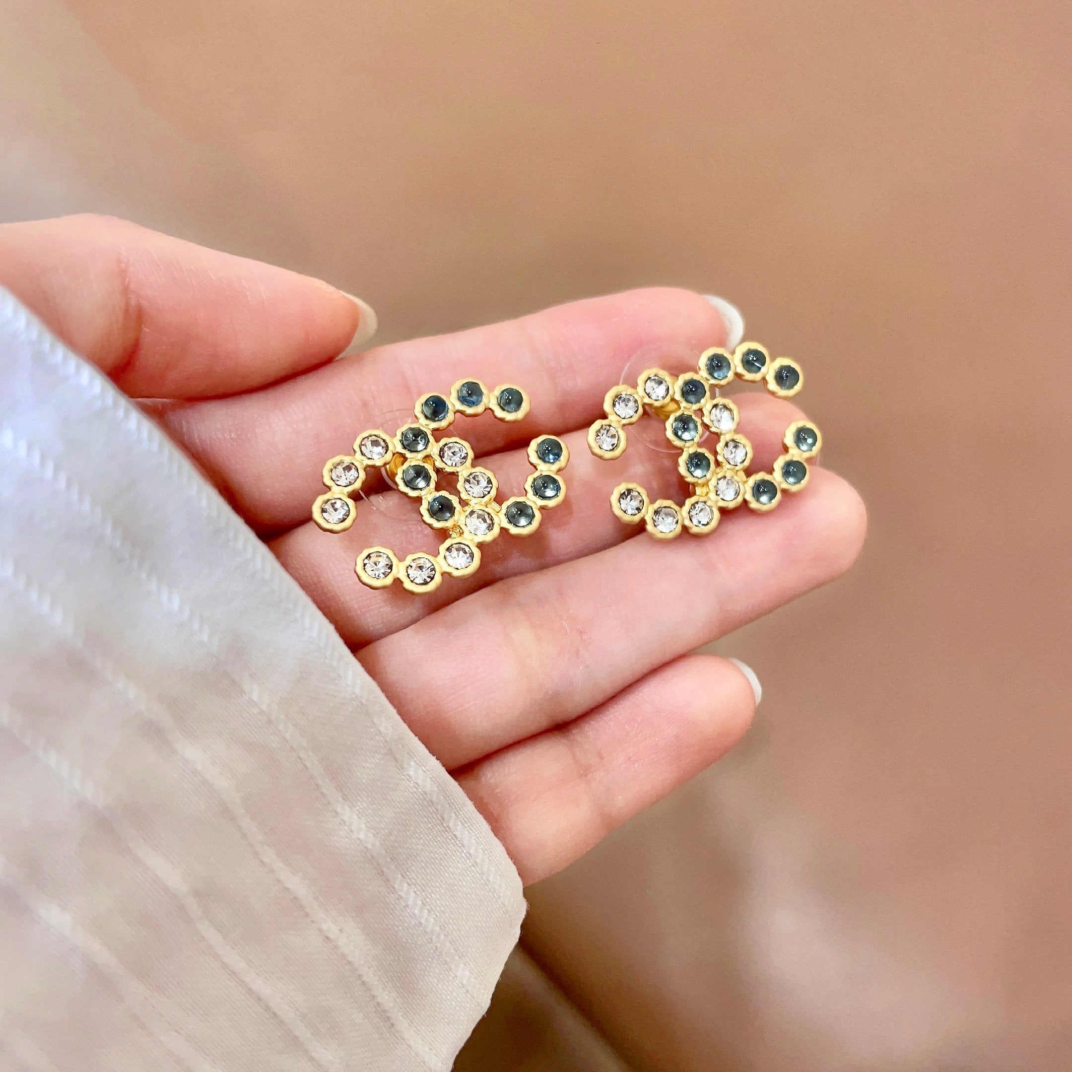 CHANEL 26S DOUBLE C LOGO GREEN & CLEAR CRYSTAL BEADED STUD EARRINGS IN GOLD METAL 633160
