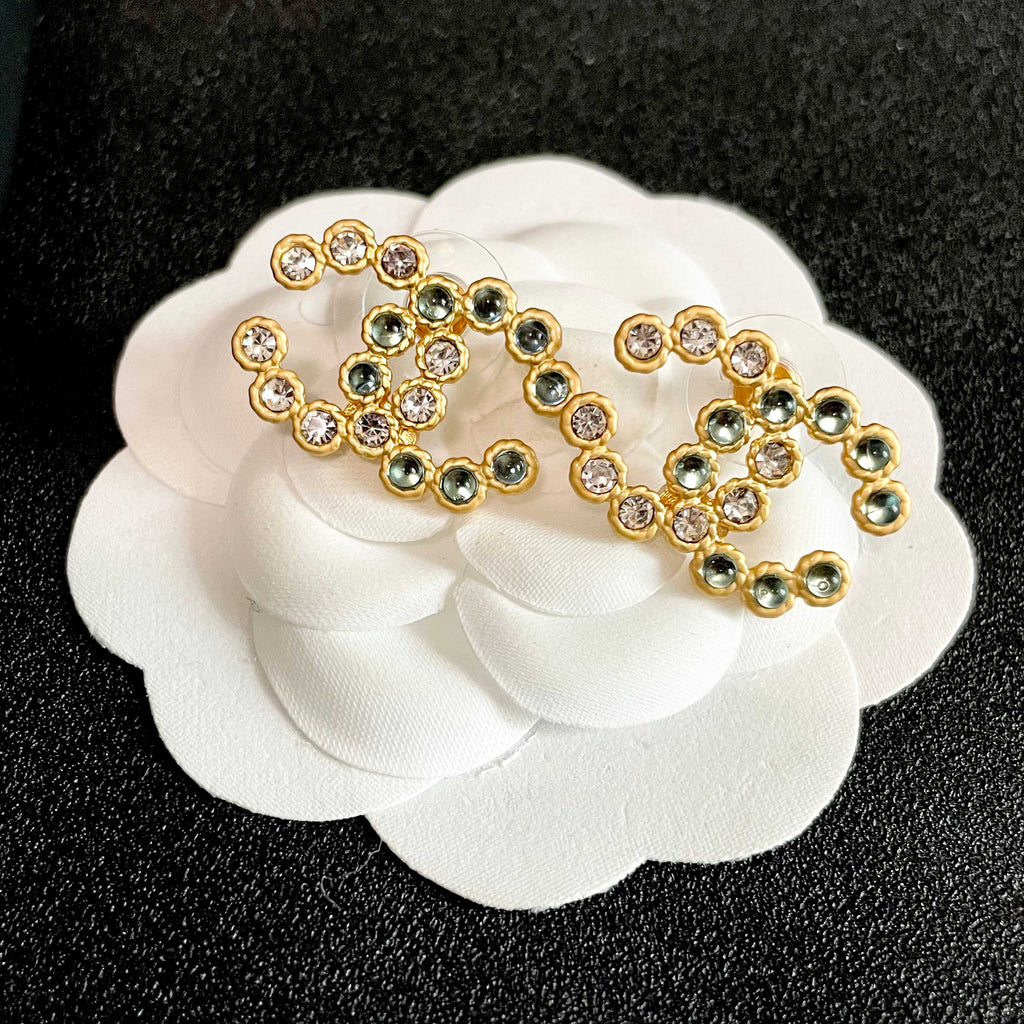 CHANEL 26S DOUBLE C LOGO GREEN & CLEAR CRYSTAL BEADED STUD EARRINGS IN GOLD METAL 633160