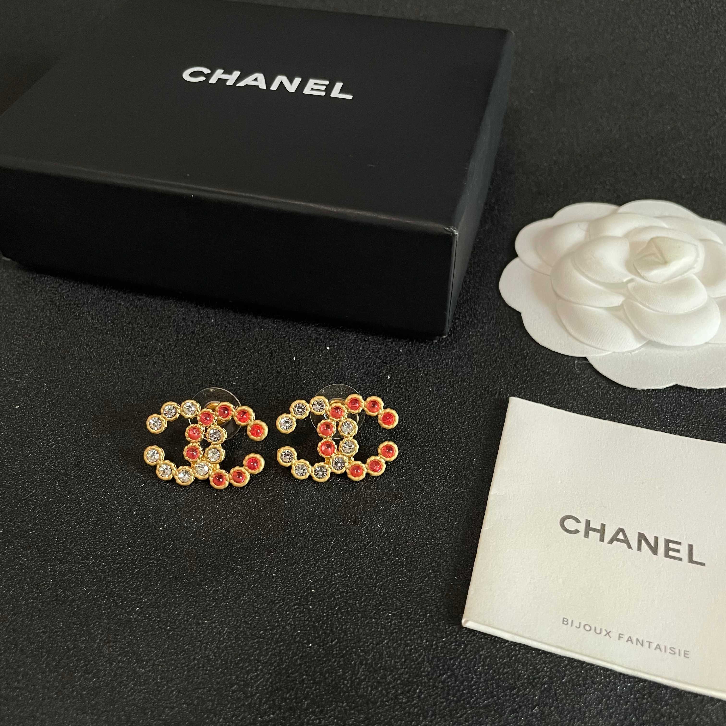 CHANEL 26S DOUBLE C LOGO MULTI CRYSTAL BEADED STUD EARRINGS IN GOLD METAL 633161