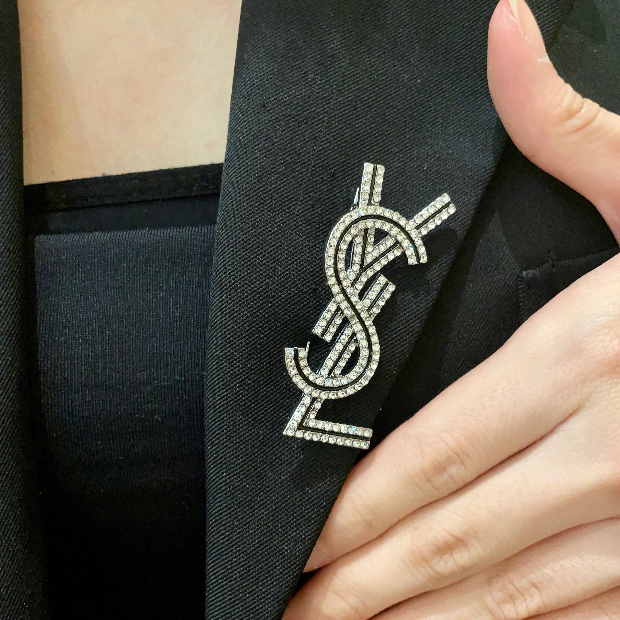 YSL 26S CRYSTAL LOGO BROOCH IN SILVER TONE METAL 634974