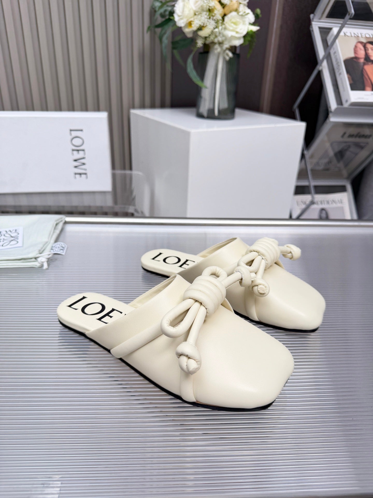 LOEWE 26S MULE LOAFERS IN IVORY WHITE CALFSKIN KNOT DETAIL