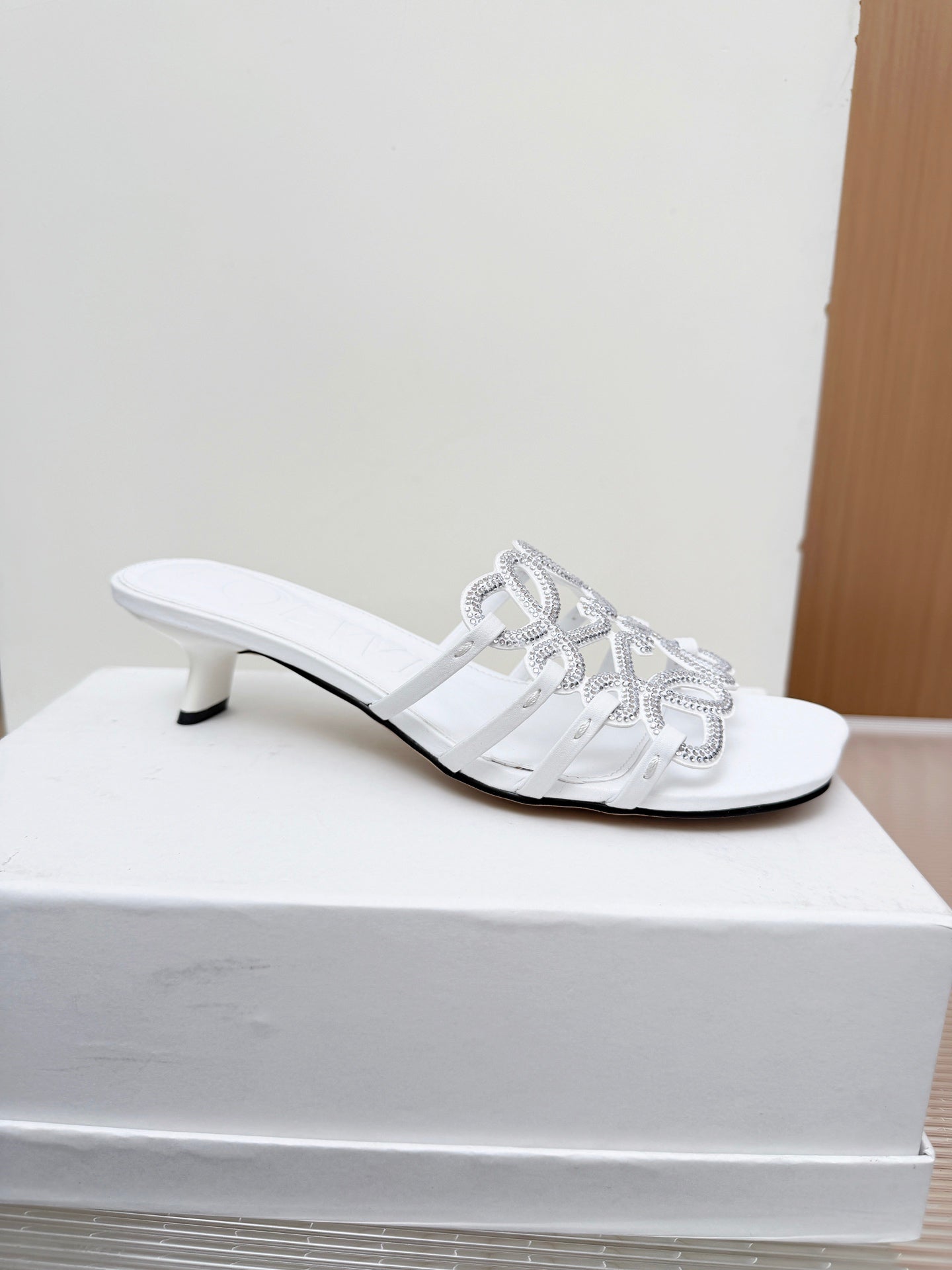 LOEWE 26S PETAL ANAGRAM SLIDE 45MM IN WHITE SOFT CALFSKIN WITH CRYSTALS