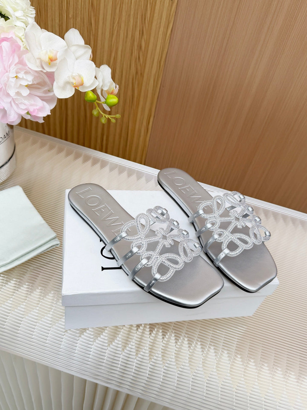 LOEWE 26S FLAT SANDALS IN SILVER CALFSKIN WITH CRYSTALS