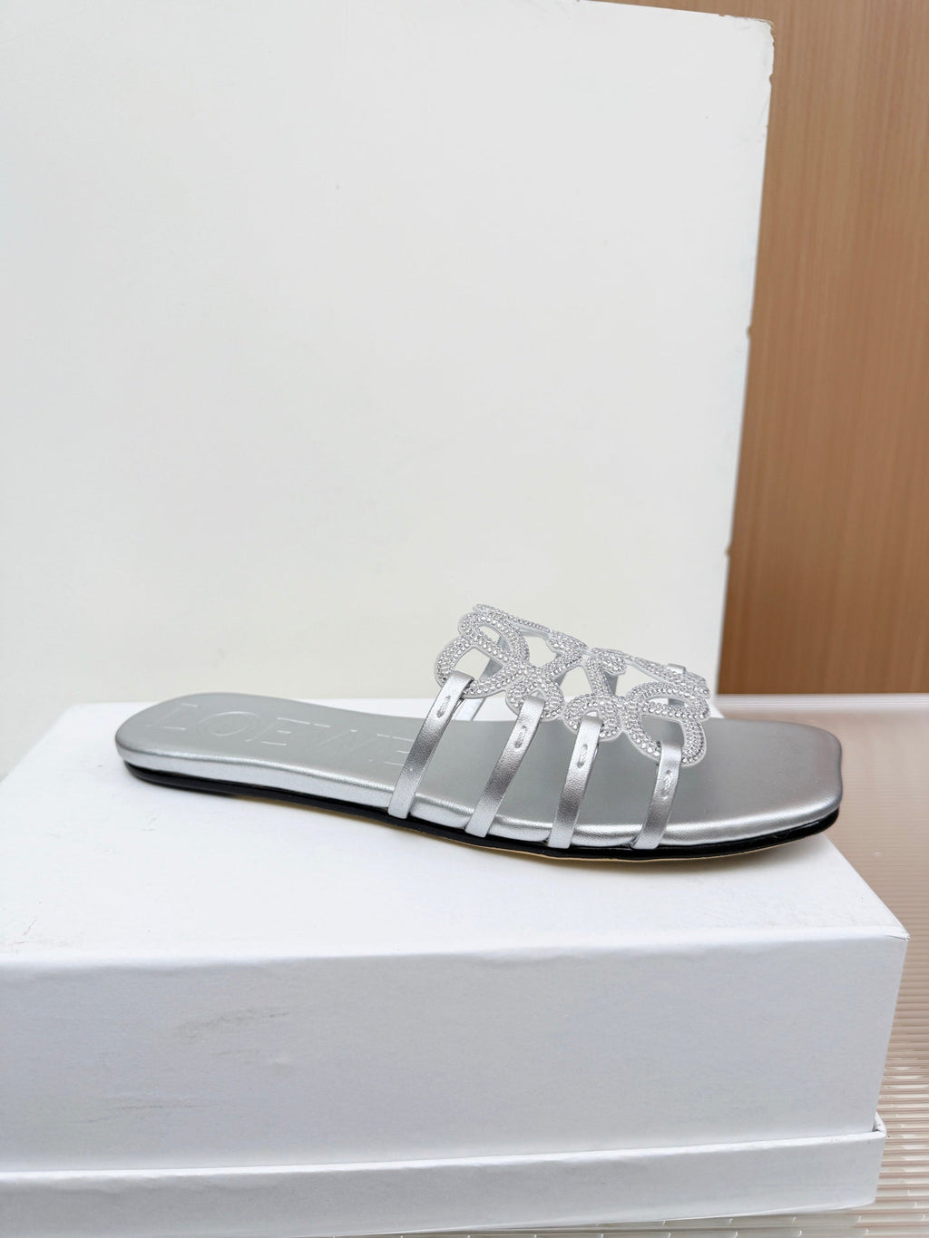 LOEWE 26S FLAT SANDALS IN SILVER CALFSKIN WITH CRYSTALS